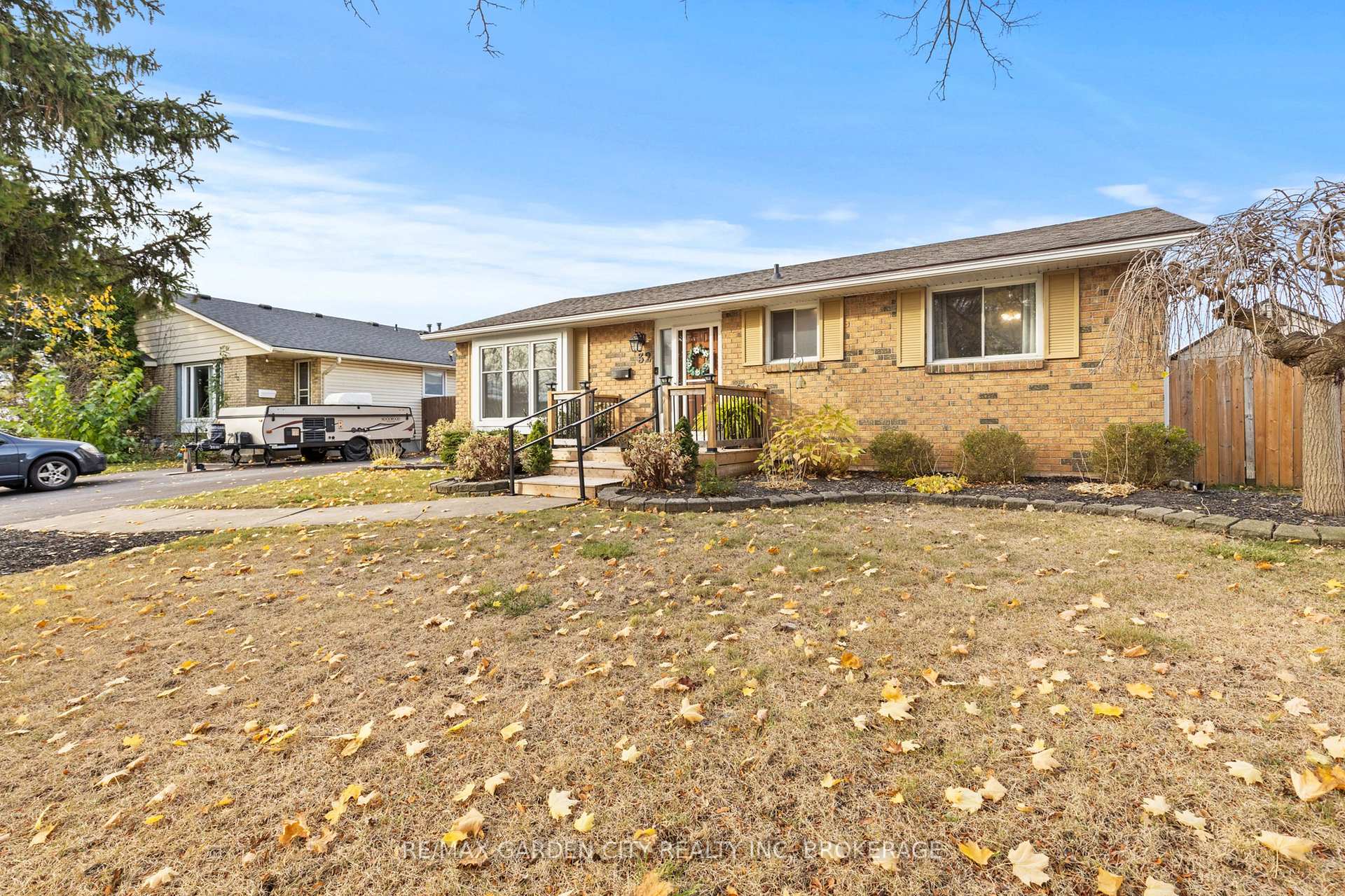 Photo 2 of 32 Manley Crescent, Thorold, Confederation Heights — HOMEH