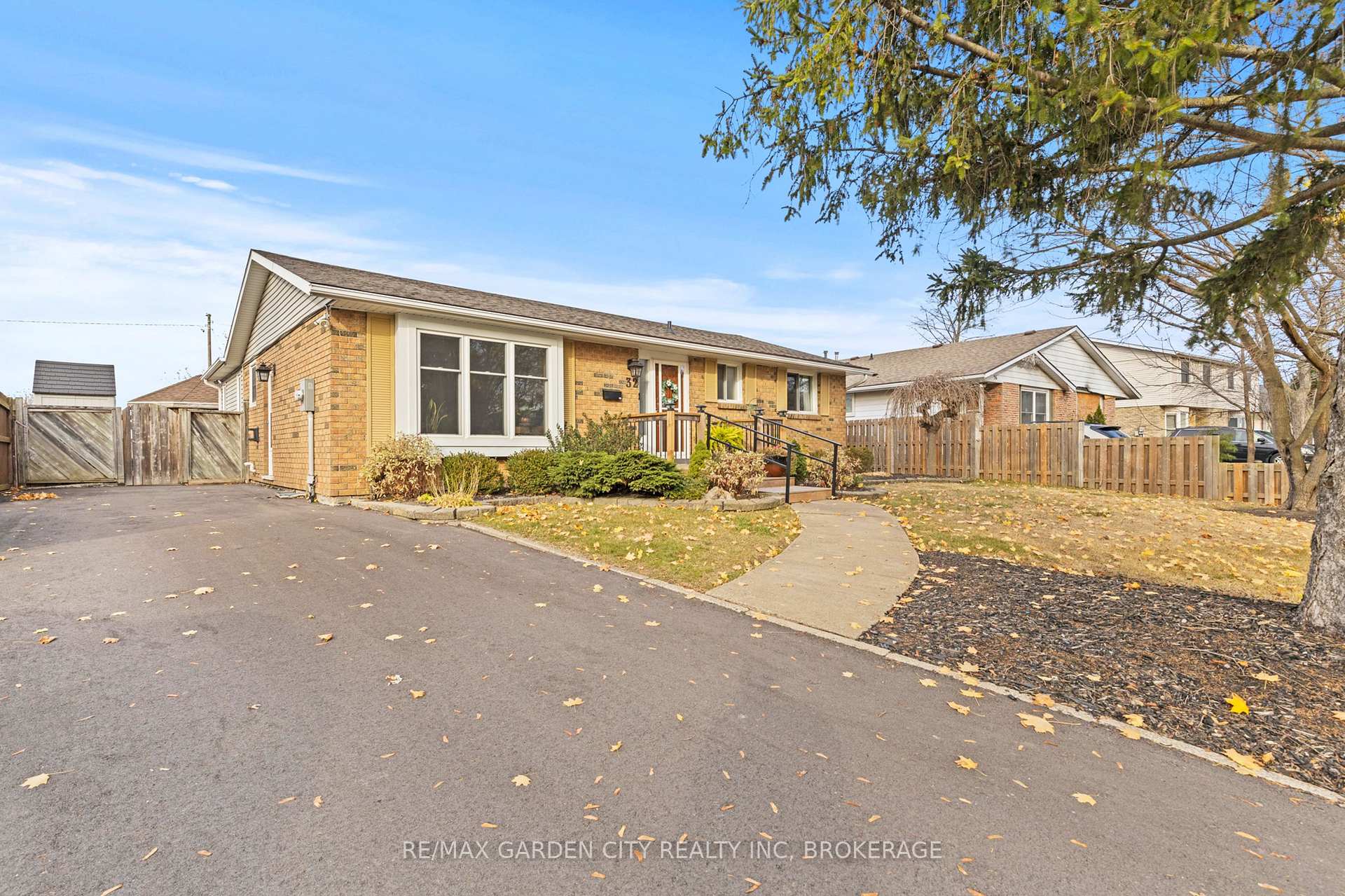 Photo 3 of 32 Manley Crescent, Thorold, Confederation Heights — HOMEH