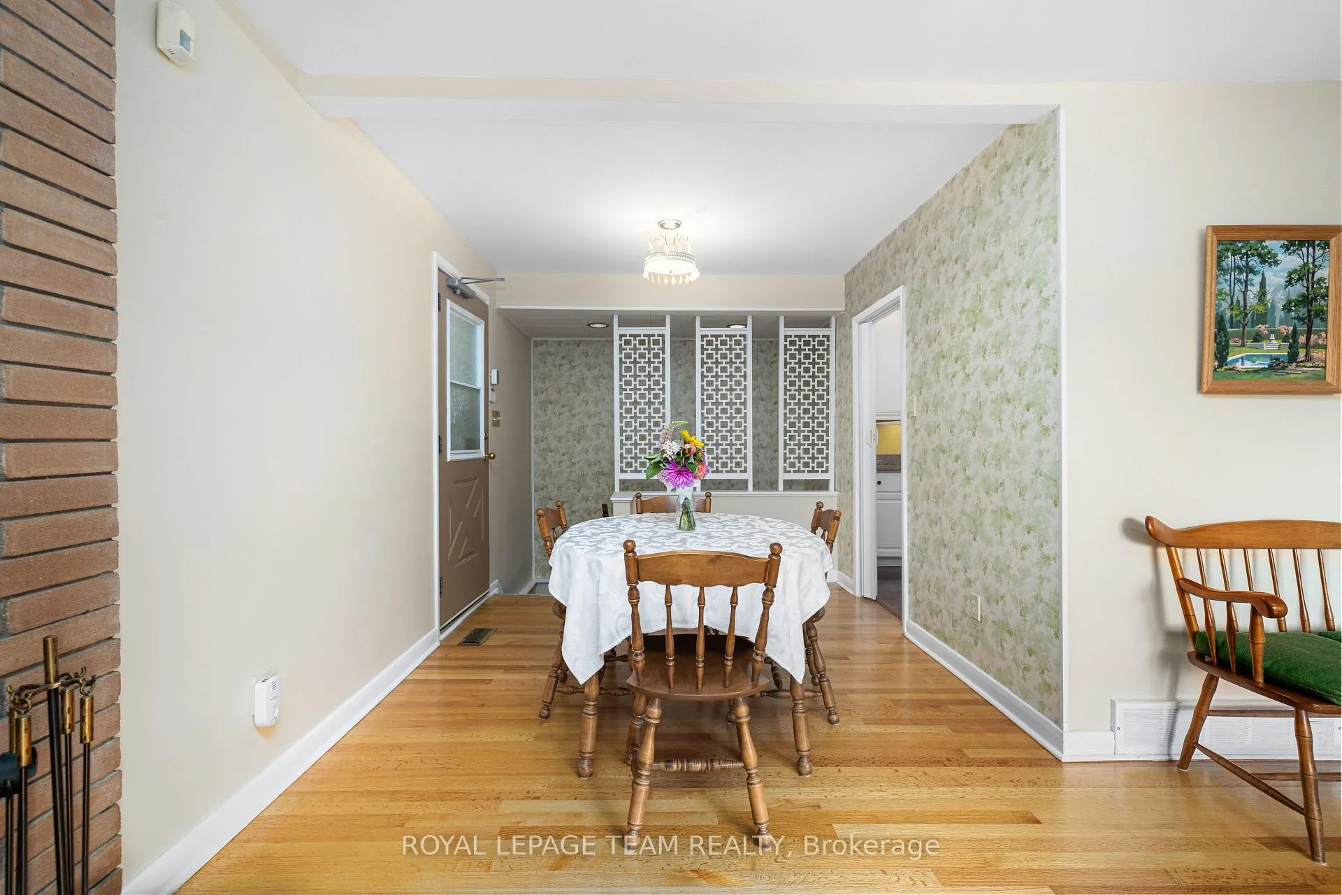 Photo 10 of 30 Ellery Crescent, Ottawa, Lynwood Village — HOMEH