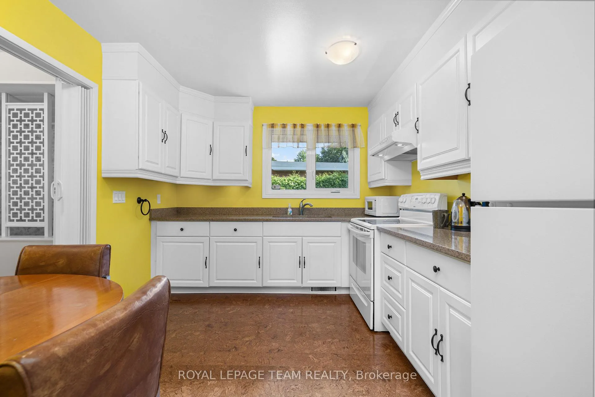Photo 16 of 30 Ellery Crescent, Ottawa, Lynwood Village — HOMEH