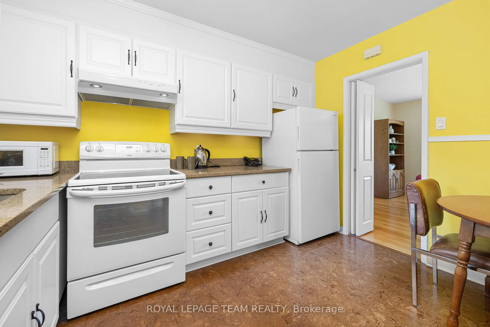 Photo 17 of 30 Ellery Crescent, Ottawa, Lynwood Village — HOMEH