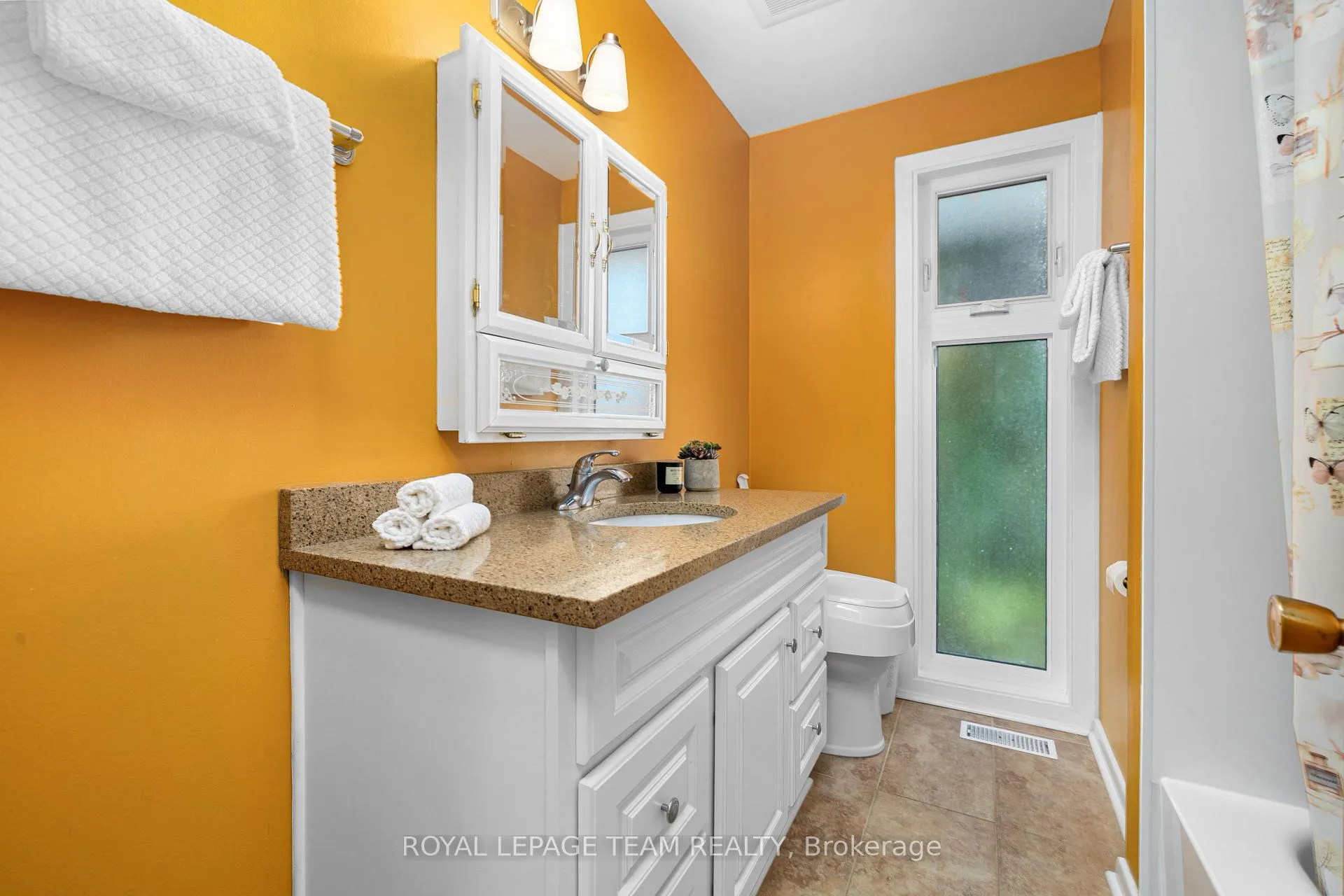 Photo 23 of 30 Ellery Crescent, Ottawa, Lynwood Village — HOMEH