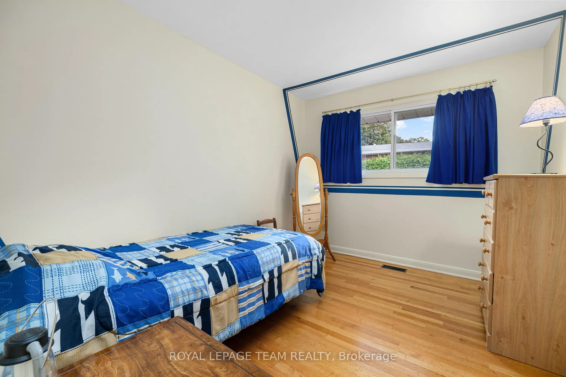 Photo 25 of 30 Ellery Crescent, Ottawa, Lynwood Village — HOMEH