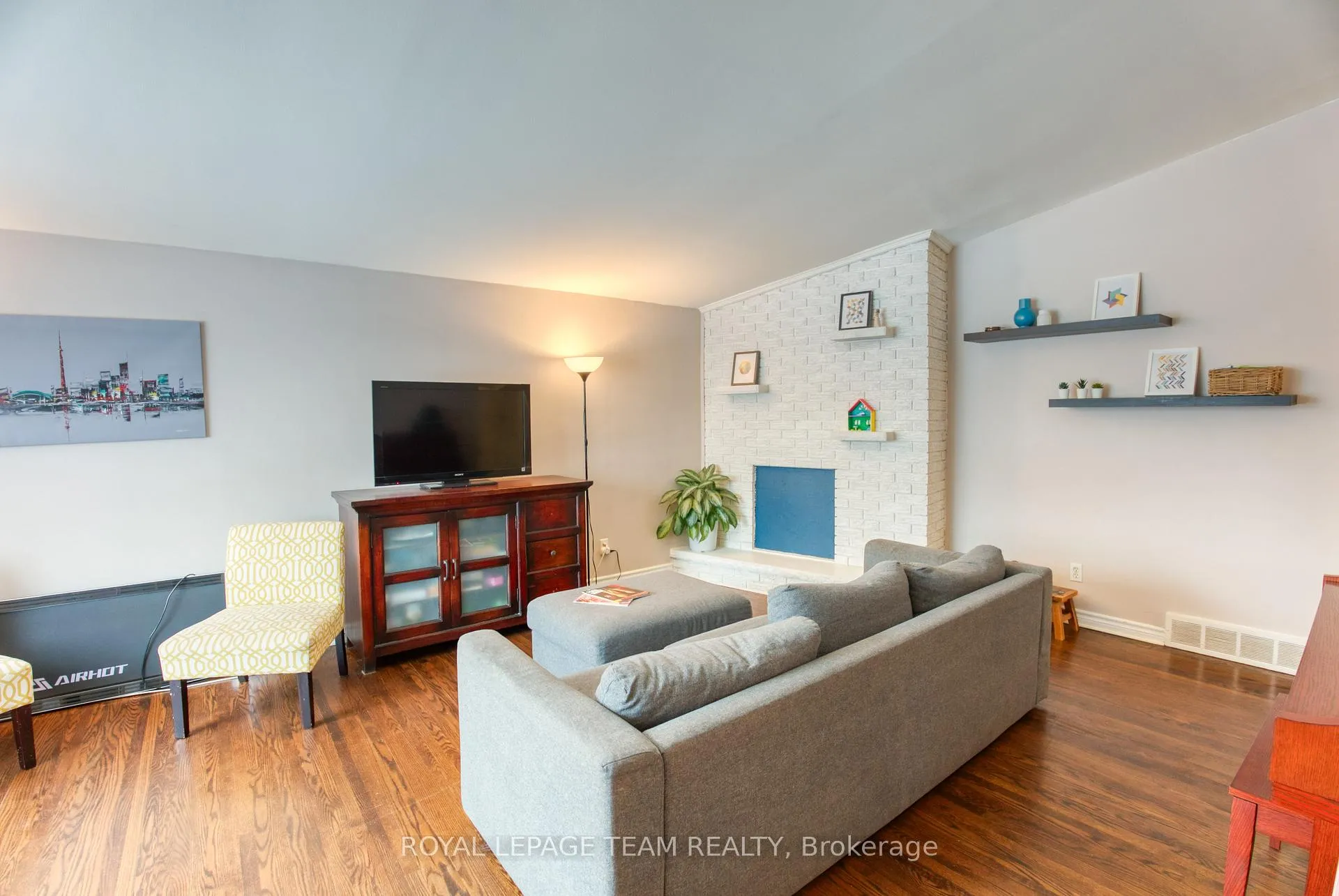 Photo 12 of 2010 Featherston Drive, Ottawa, Guildwood Estates - Urbandale Acres — HOMEH