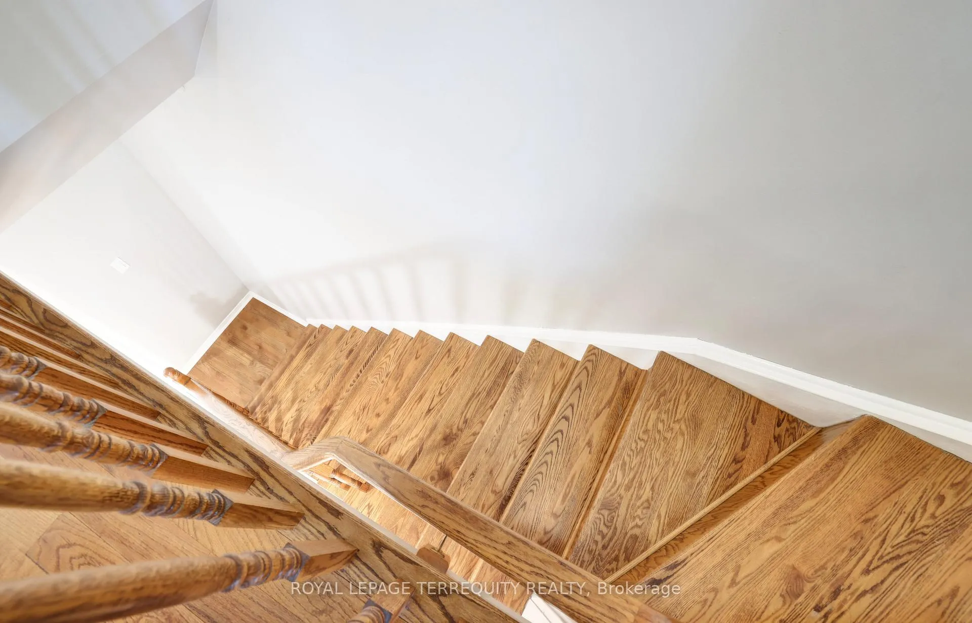 Photo 12 of 369 Rosegate Way, Oakville, Wedgewood Creek — HOMEH