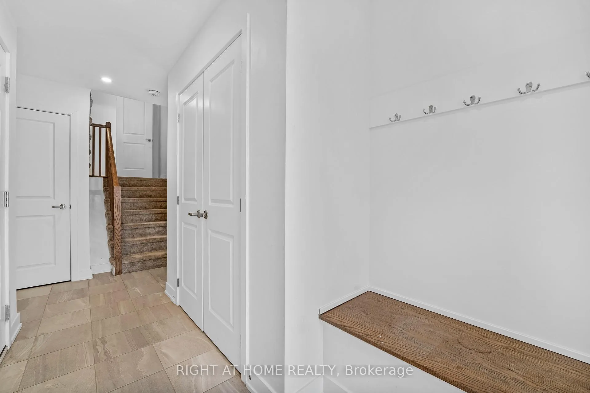 Photo 5 of 556 Tahoe Heights, Ottawa, Leitrim — HOMEH