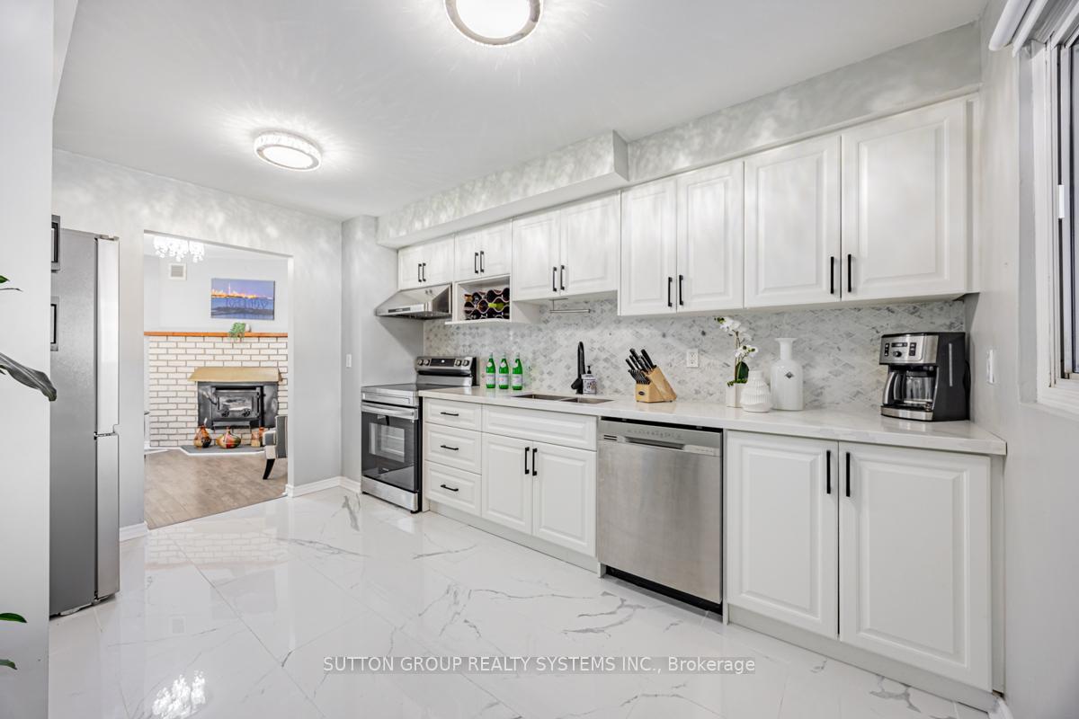 Photo 2 of 12 Sachems Place, Scarborough, Malvern — HOMEH