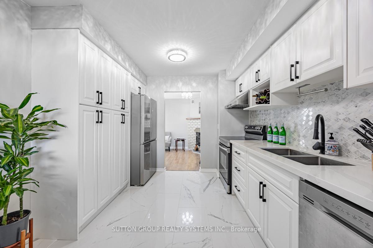 Photo 3 of 12 Sachems Place, Scarborough, Malvern — HOMEH