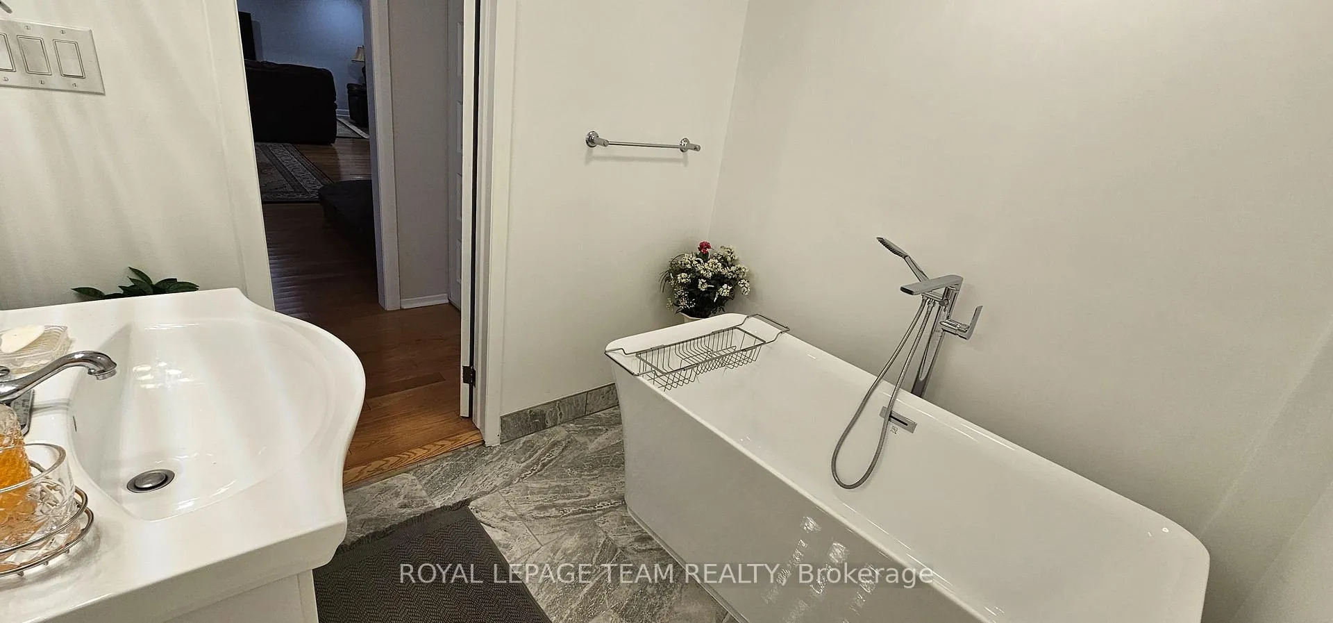 Photo 260 of 8 Swans Way S, Ottawa, Rothwell Heights — HOMEH