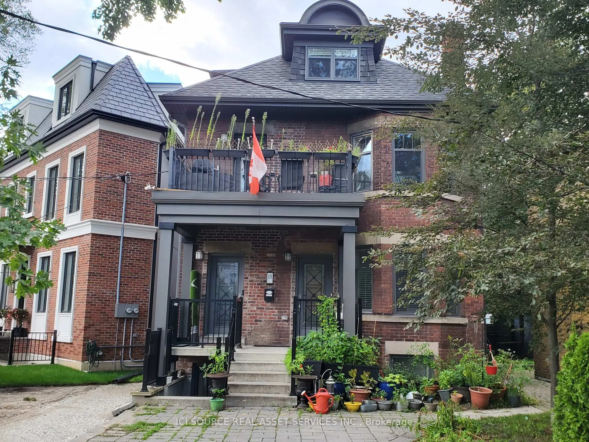 Front of Unit B1, 15 Highview Crescent