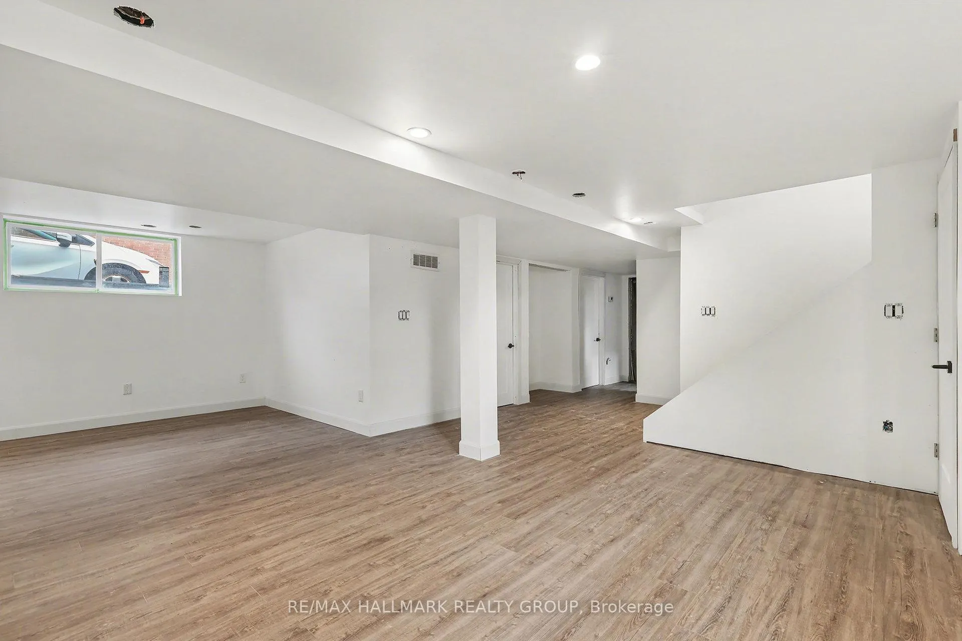 Photo 3 of Unit B, 1319 N Avenue, Ottawa, Eastway Gardens/Industrial Park — HOMEH