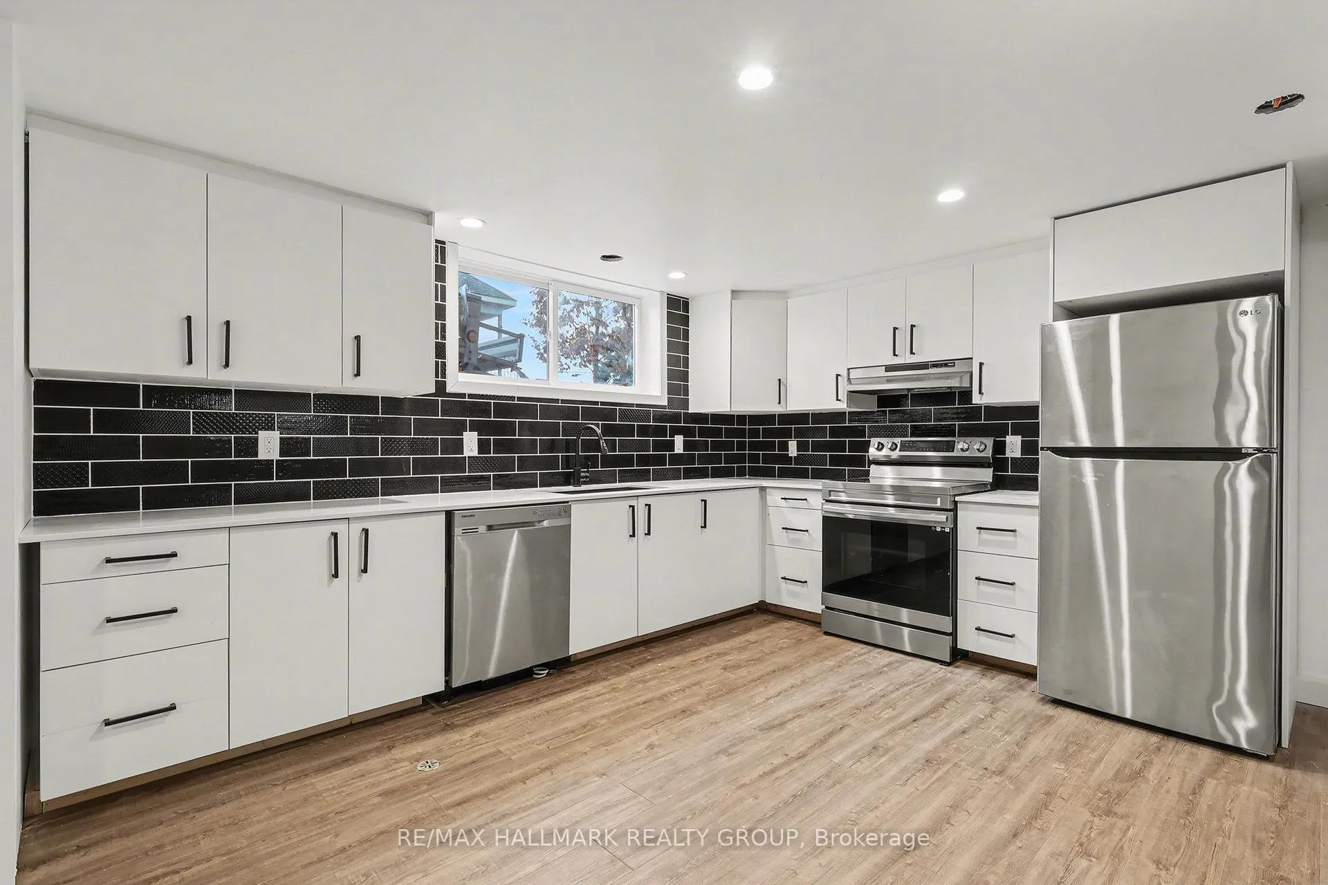 Photo 4 of Unit B, 1319 N Avenue, Ottawa, Eastway Gardens/Industrial Park — HOMEH