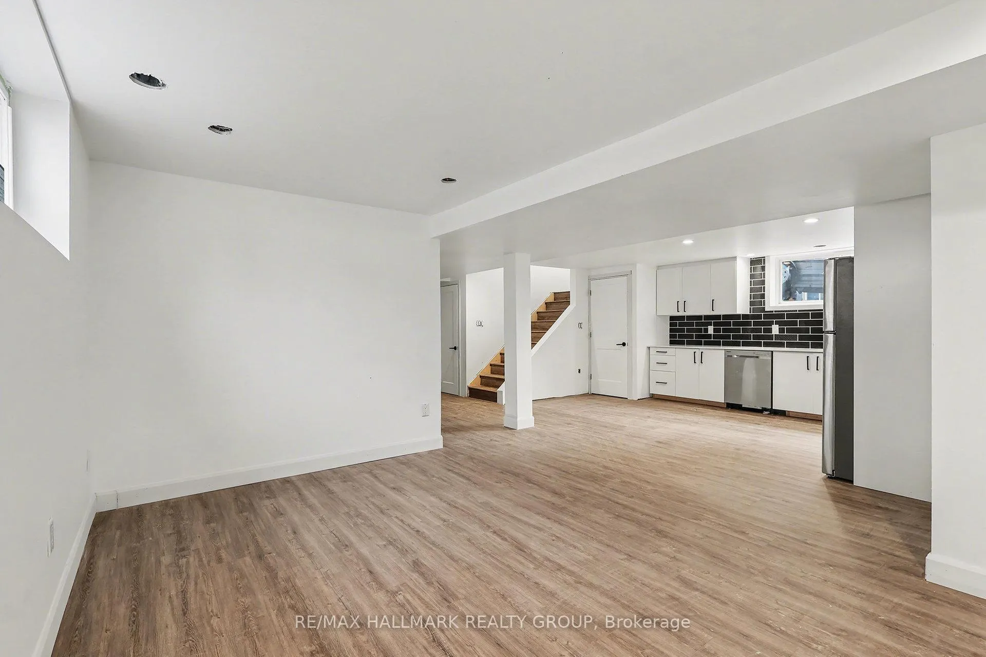 Photo 5 of Unit B, 1319 N Avenue, Ottawa, Eastway Gardens/Industrial Park — HOMEH