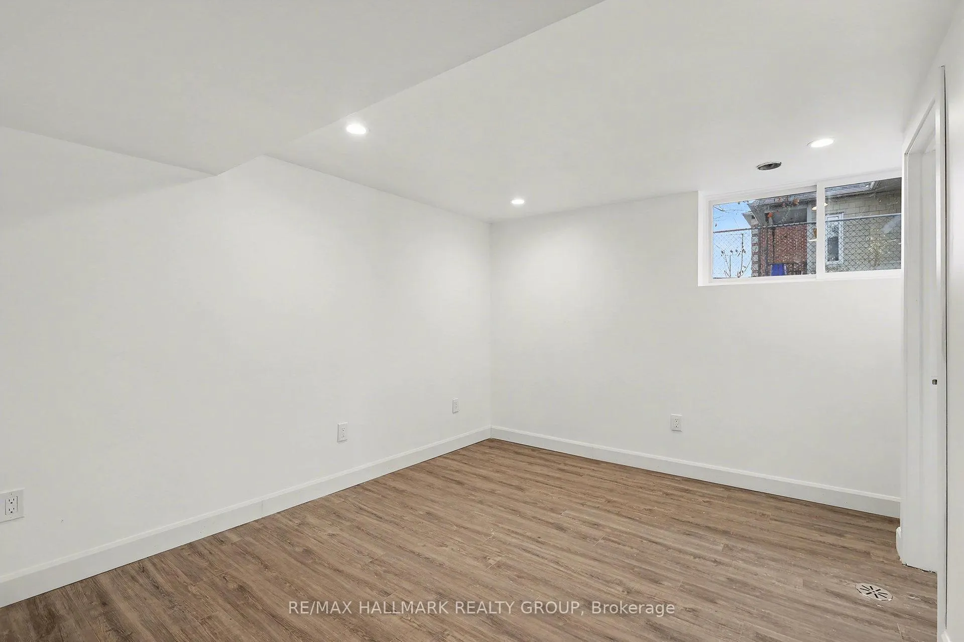 Photo 7 of Unit B, 1319 N Avenue, Ottawa, Eastway Gardens/Industrial Park — HOMEH
