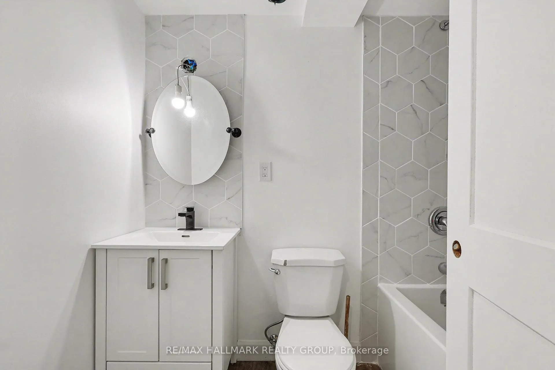 Photo 8 of Unit B, 1319 N Avenue, Ottawa, Eastway Gardens/Industrial Park — HOMEH