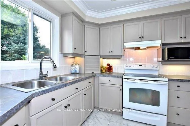 Photo 4 of 51 Falan Heights Crescent, Aurora, Aurora Heights — HOMEH