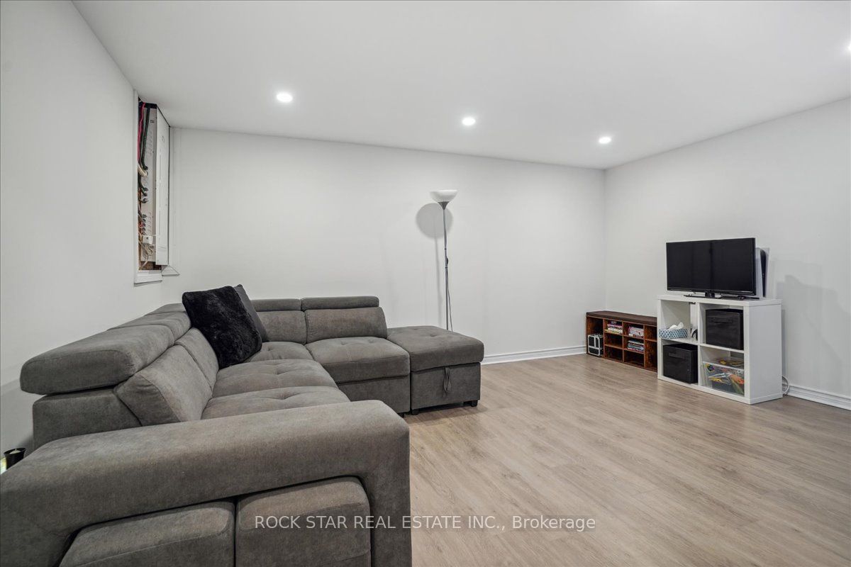 Photo 17 of 560 Camelot Drive, Oshawa, Eastdale — HOMEH