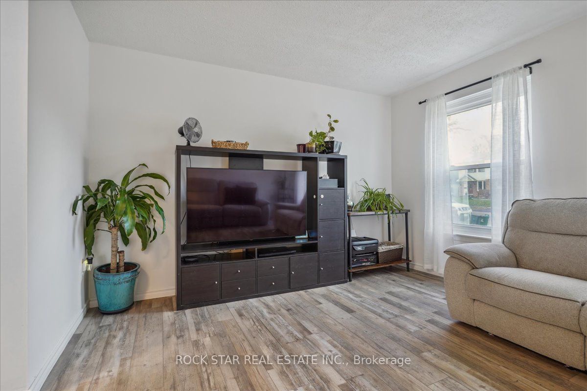 Photo 6 of 560 Camelot Drive, Oshawa, Eastdale — HOMEH