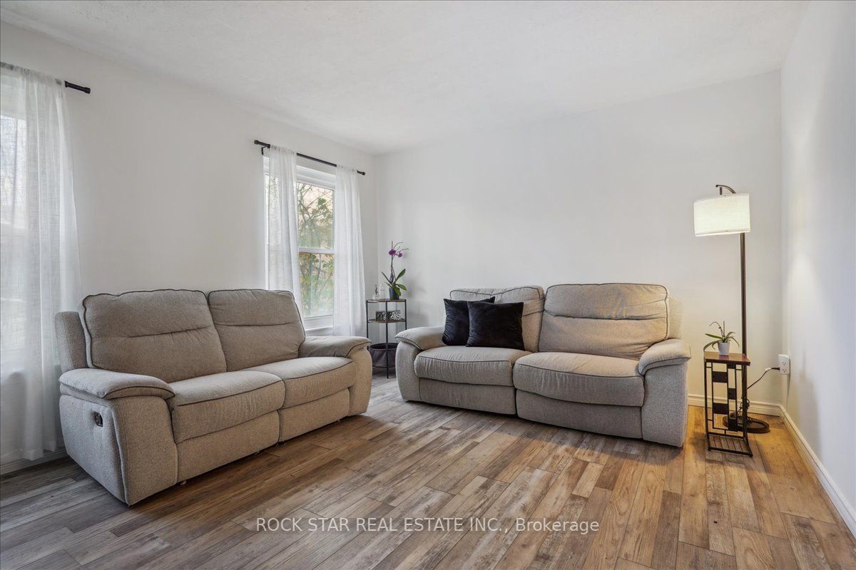 Photo 5 of 560 Camelot Drive, Oshawa, Eastdale — HOMEH