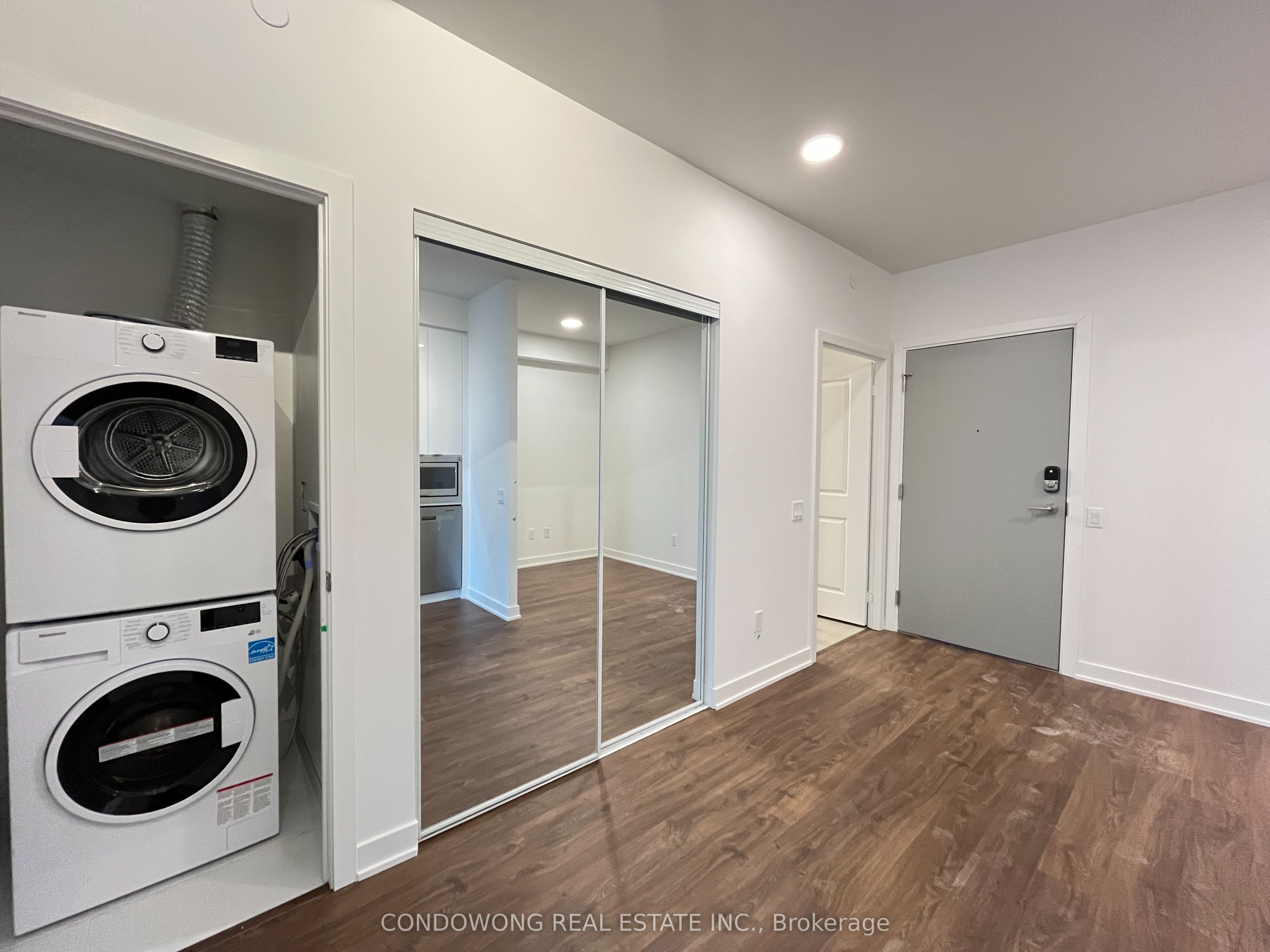 Photo 23 of 50 Upper Mall Way E, Vaughan, Brownridge — HOMEH
