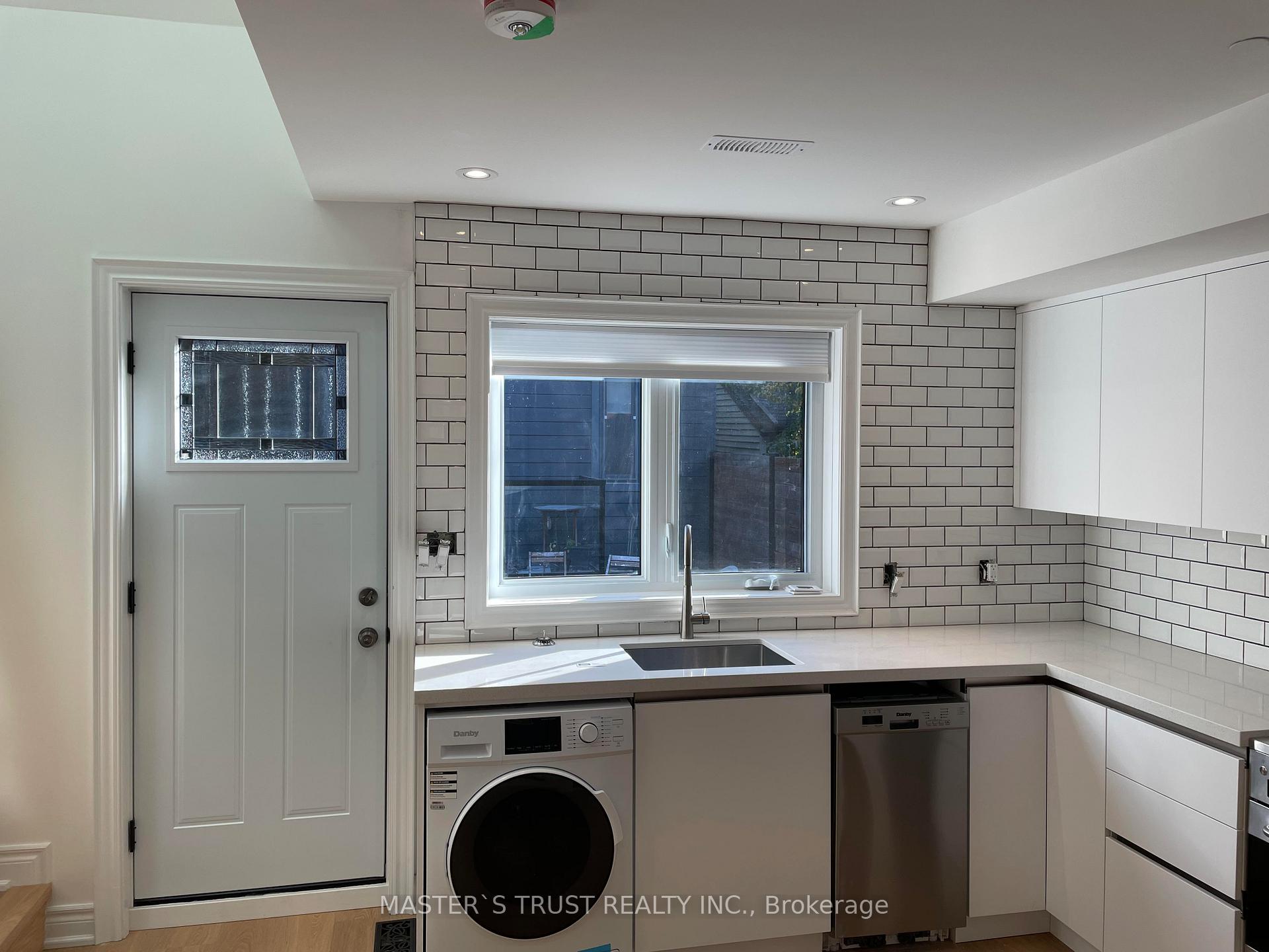 Photo 3 of Unit Unit4, 246 Lippincott Street, Toronto, University — HOMEH