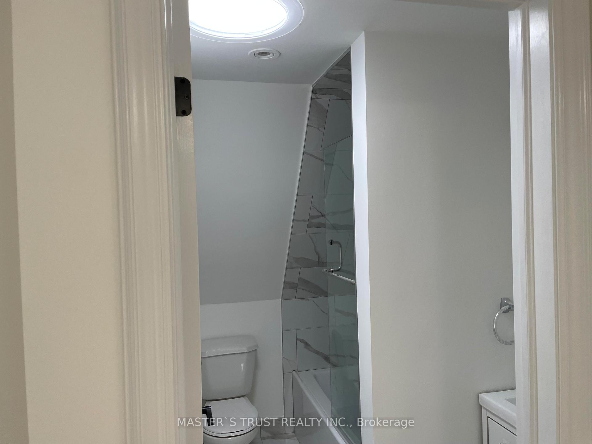 Photo 11 of Unit Unit4, 246 Lippincott Street, Toronto, University — HOMEH