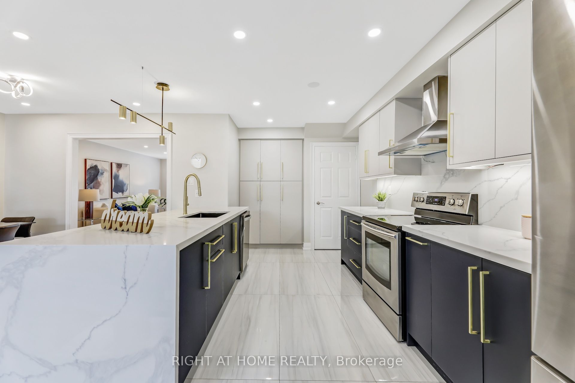 Photo 57 of 642 Confederation Parkway, Vaughan, Concord — HOMEH