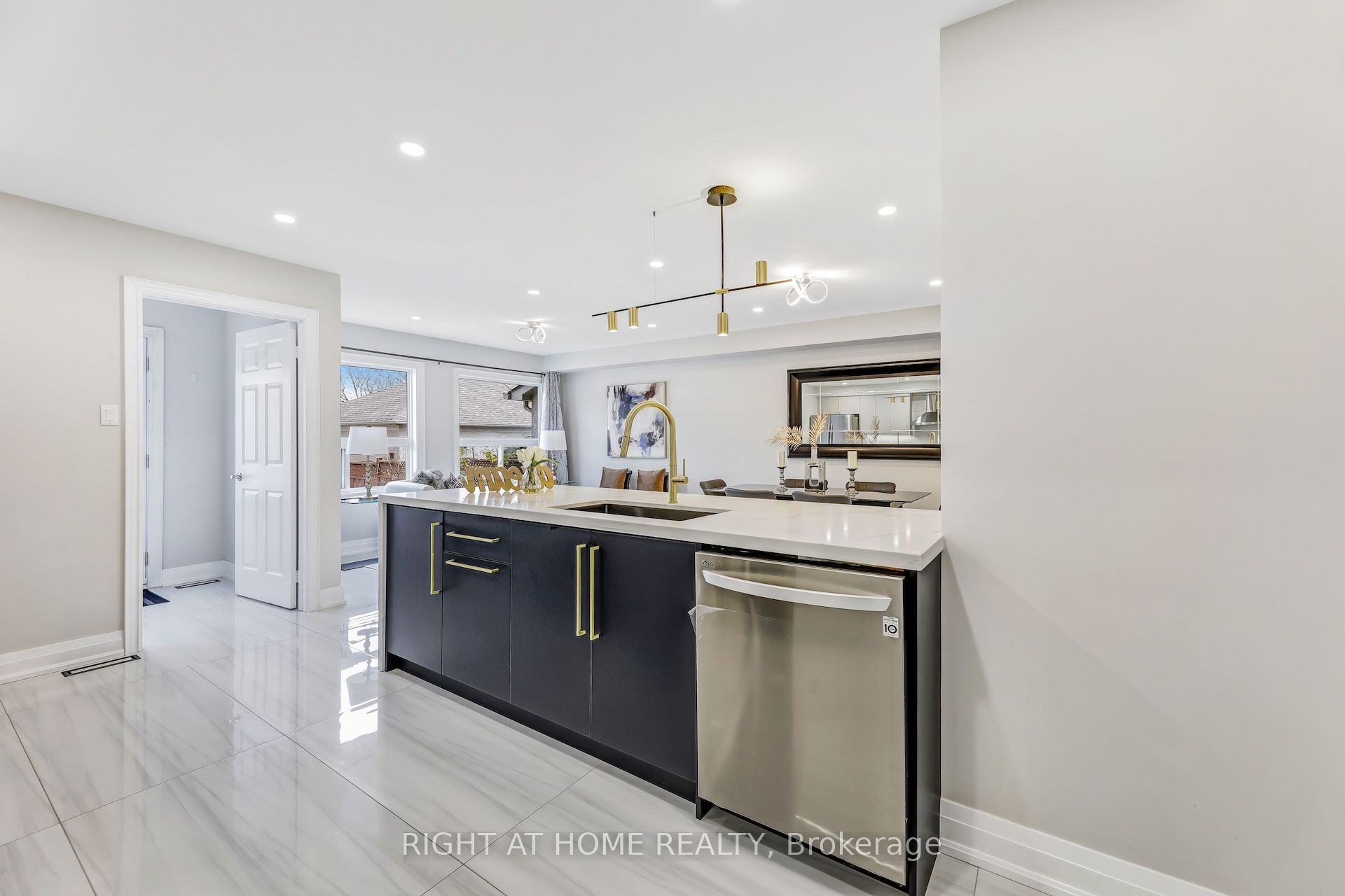 Photo 60 of 642 Confederation Parkway, Vaughan, Concord — HOMEH