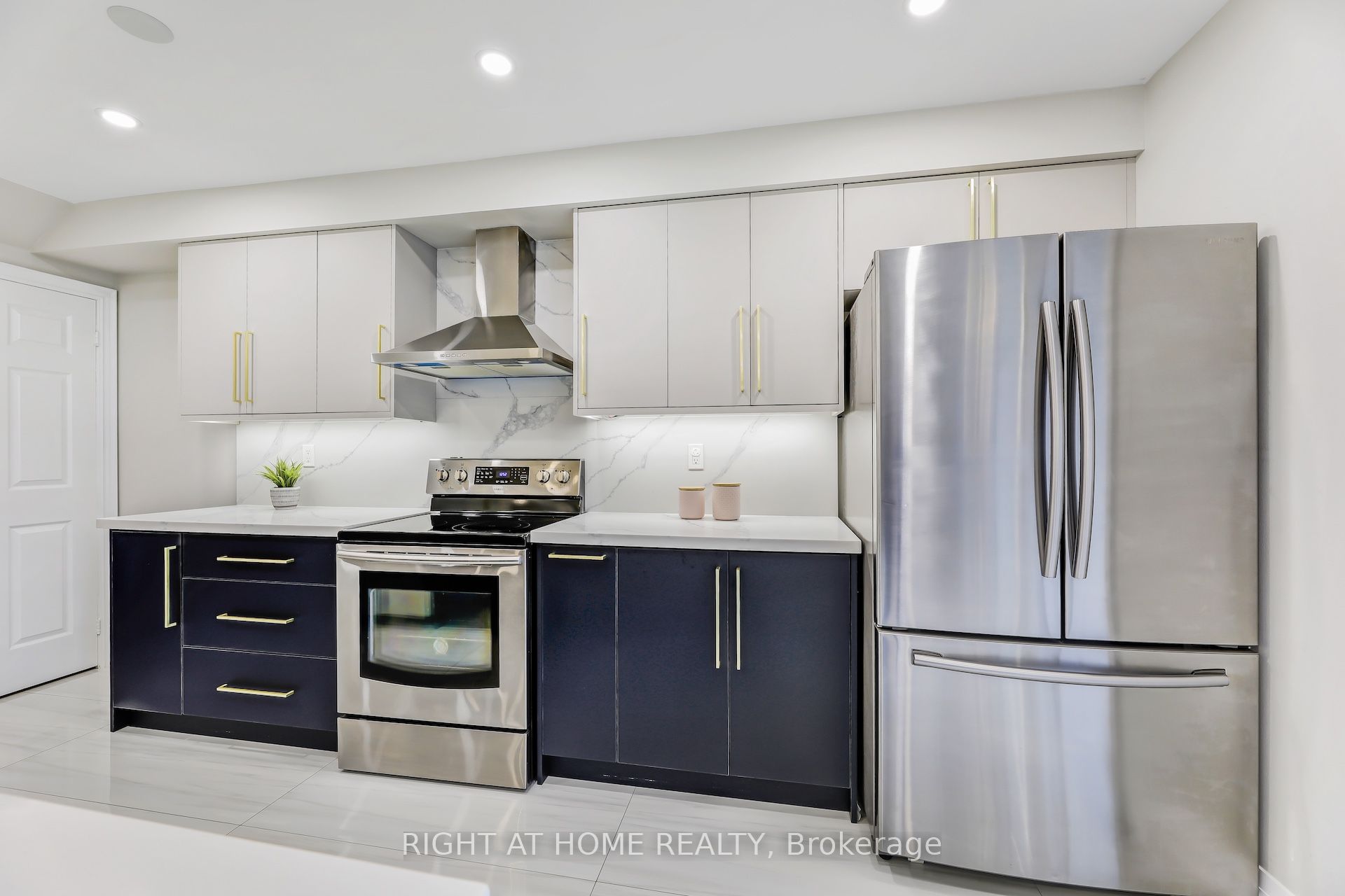 Photo 59 of 642 Confederation Parkway, Vaughan, Concord — HOMEH