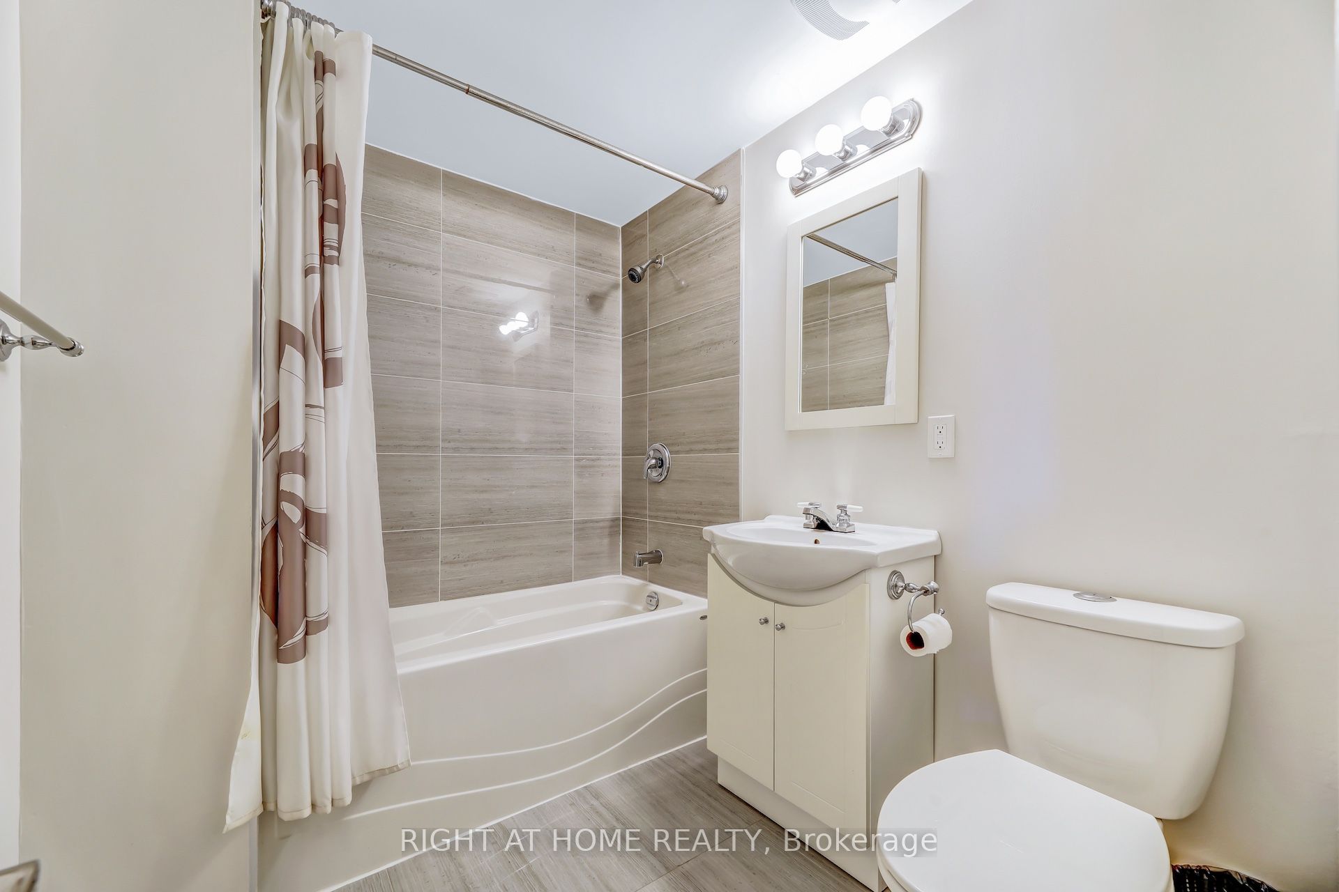 Photo 80 of 642 Confederation Parkway, Vaughan, Concord — HOMEH