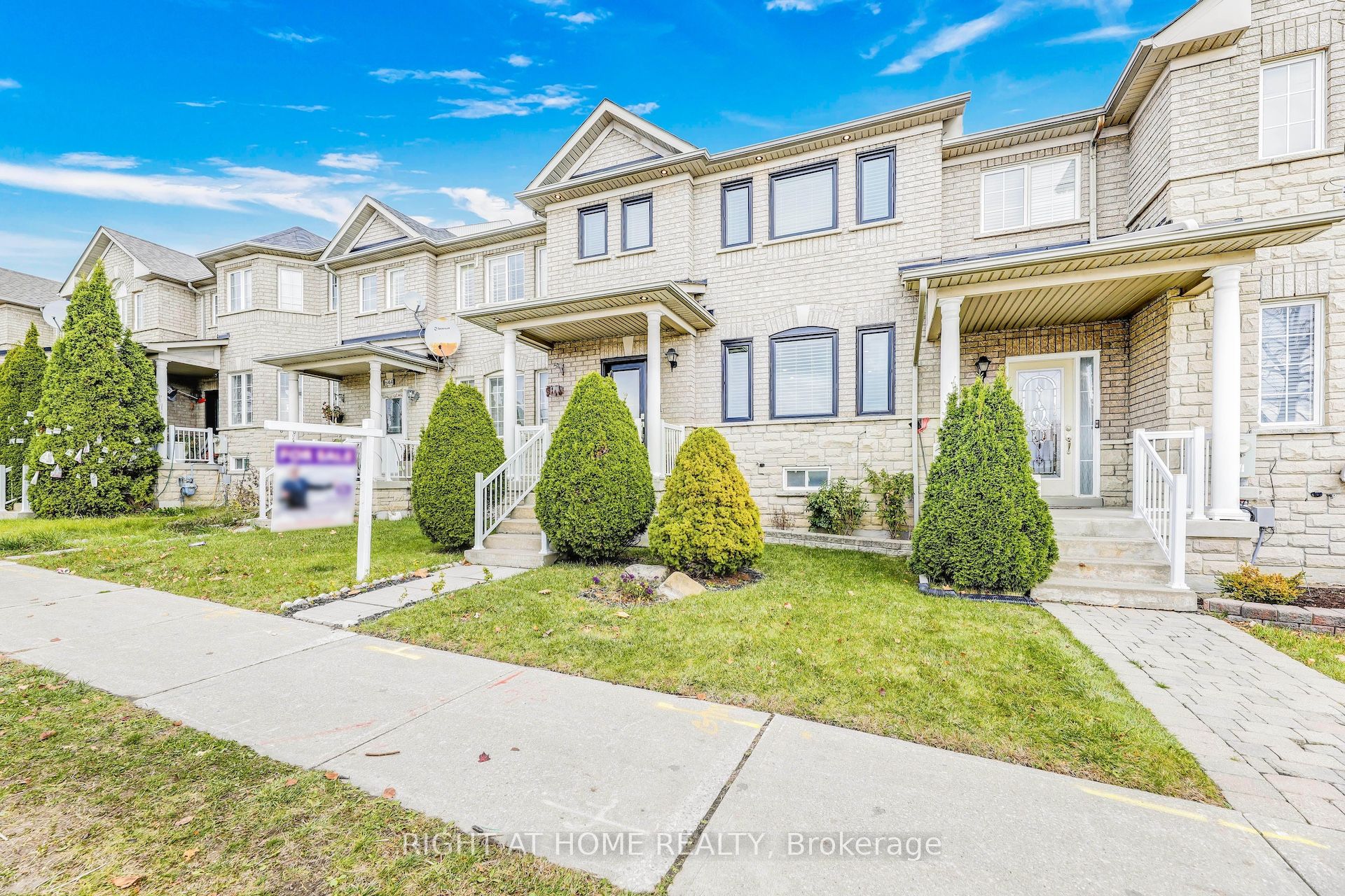 Photo 2 of 642 Confederation Parkway, Vaughan, Concord — HOMEH