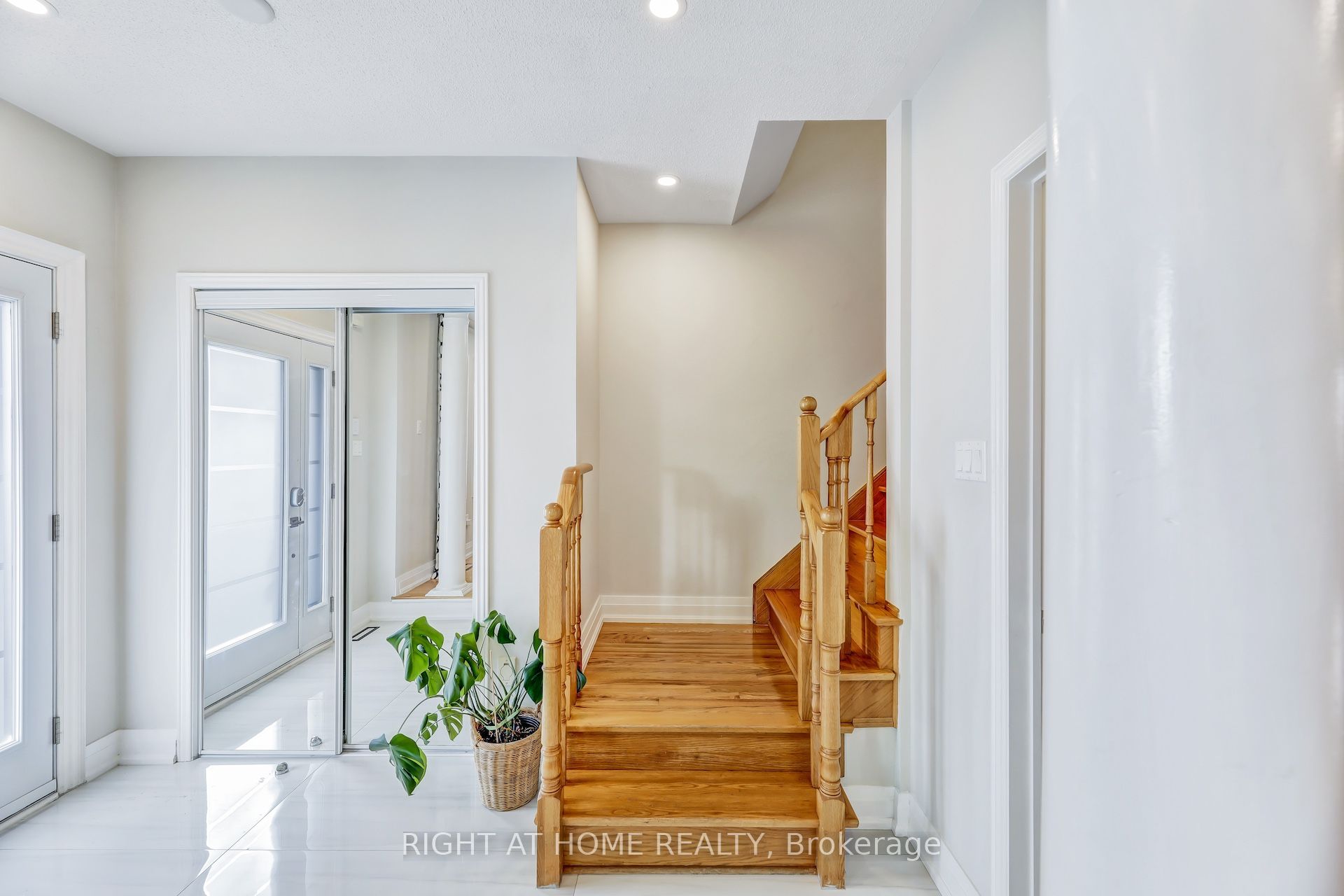 Photo 61 of 642 Confederation Parkway, Vaughan, Concord — HOMEH