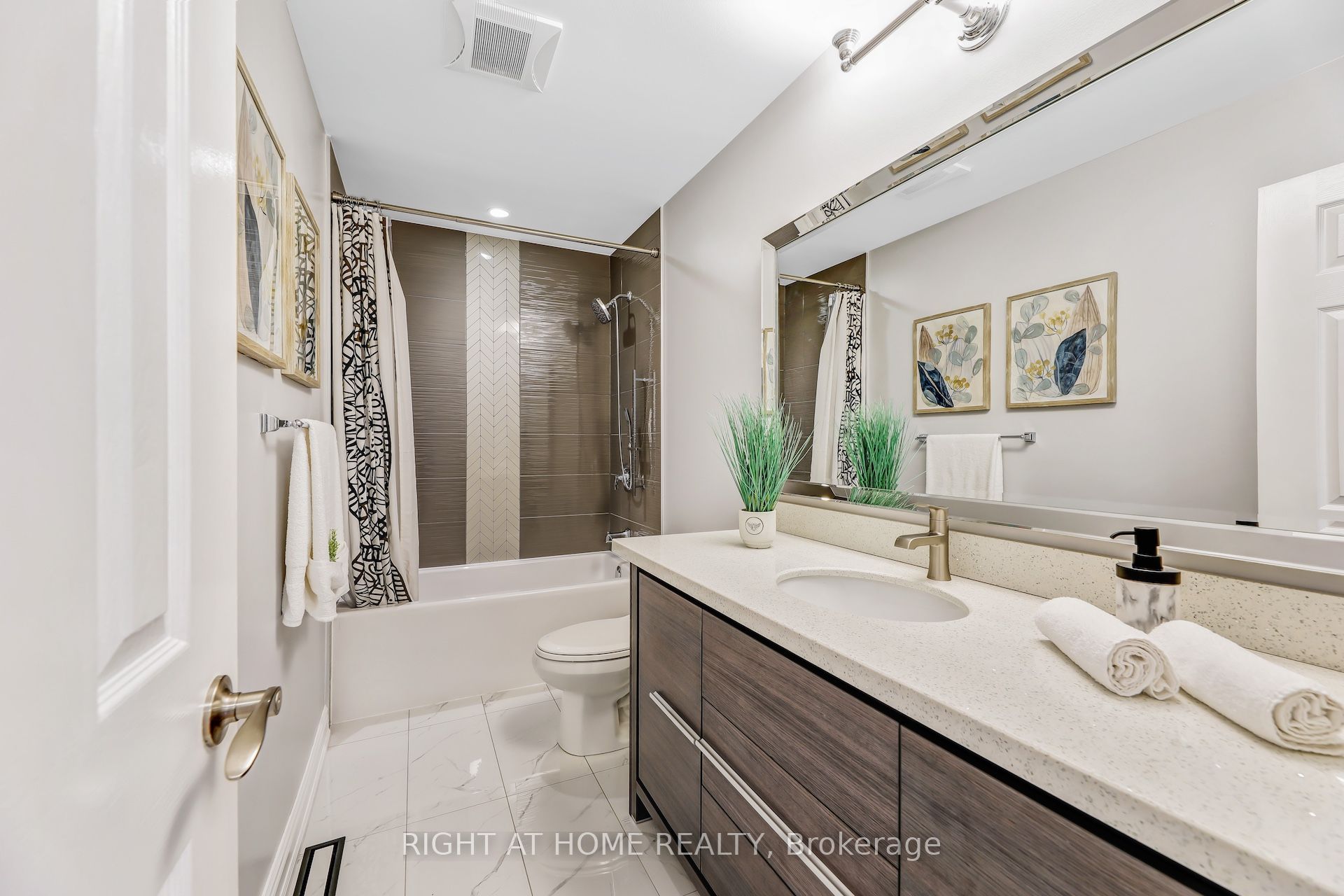 Photo 68 of 642 Confederation Parkway, Vaughan, Concord — HOMEH