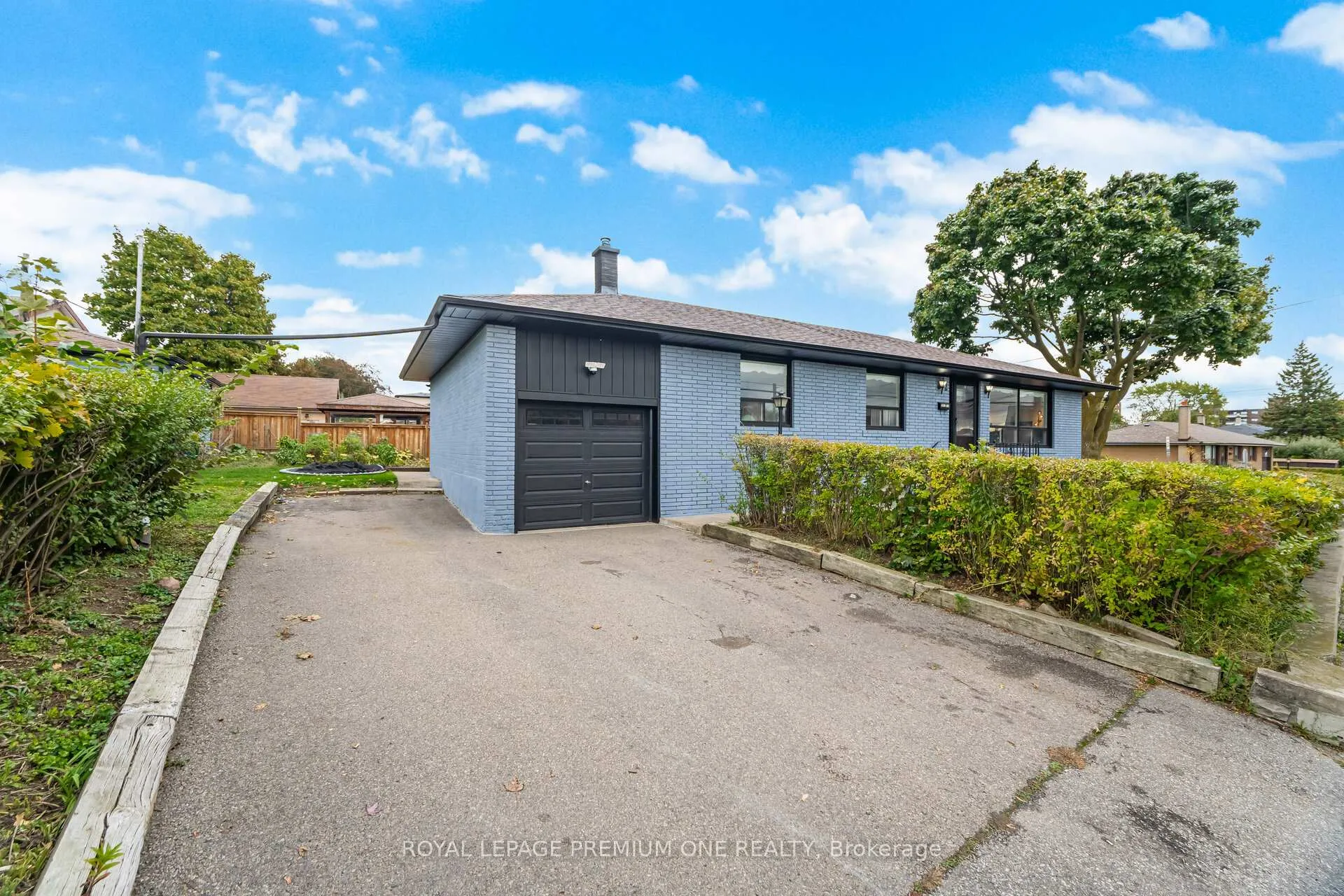 Front of 2 Del Ria Drive