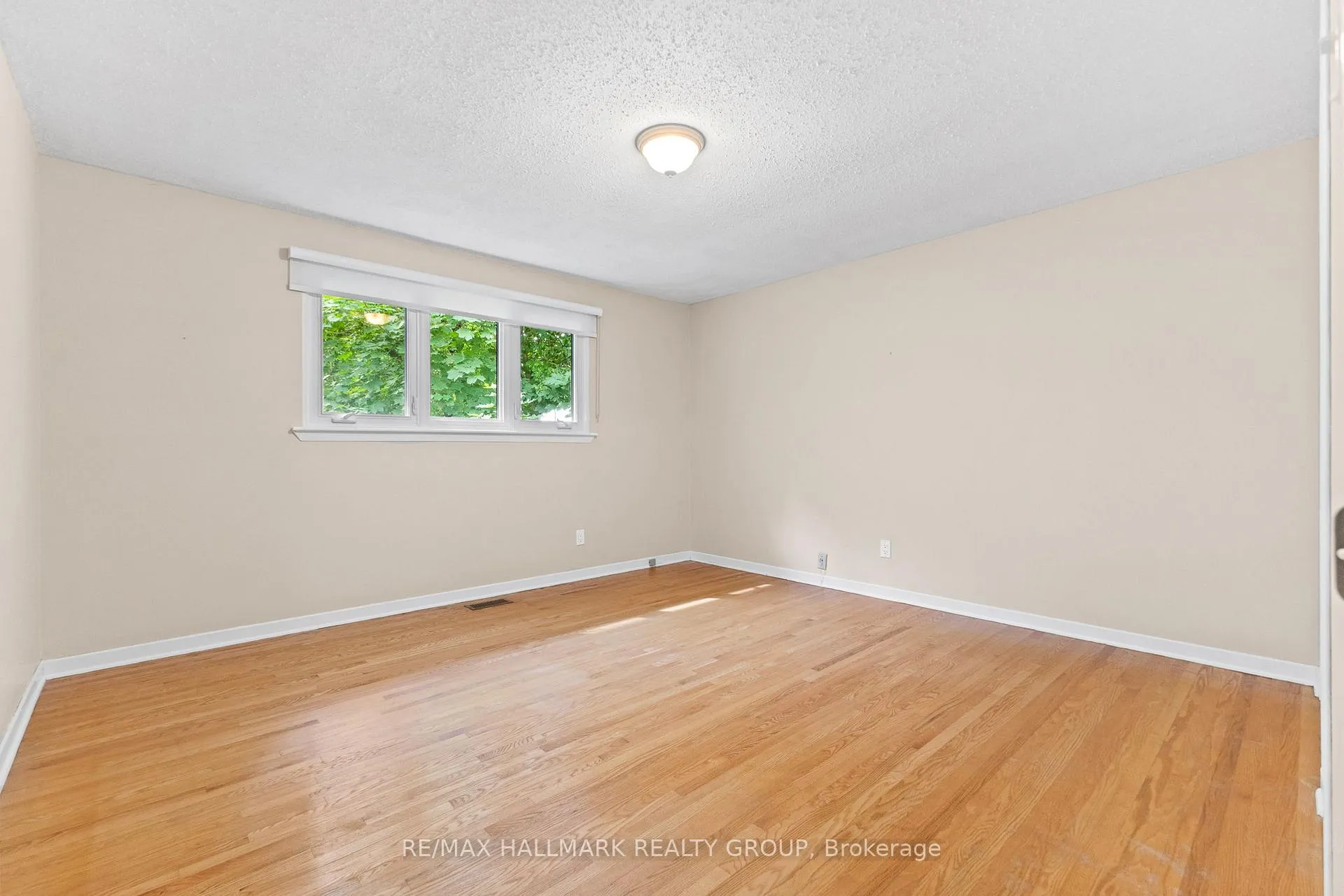 Photo 102 of 6 Centrepark Drive, Ottawa, Blackburn Hamlet — HOMEH
