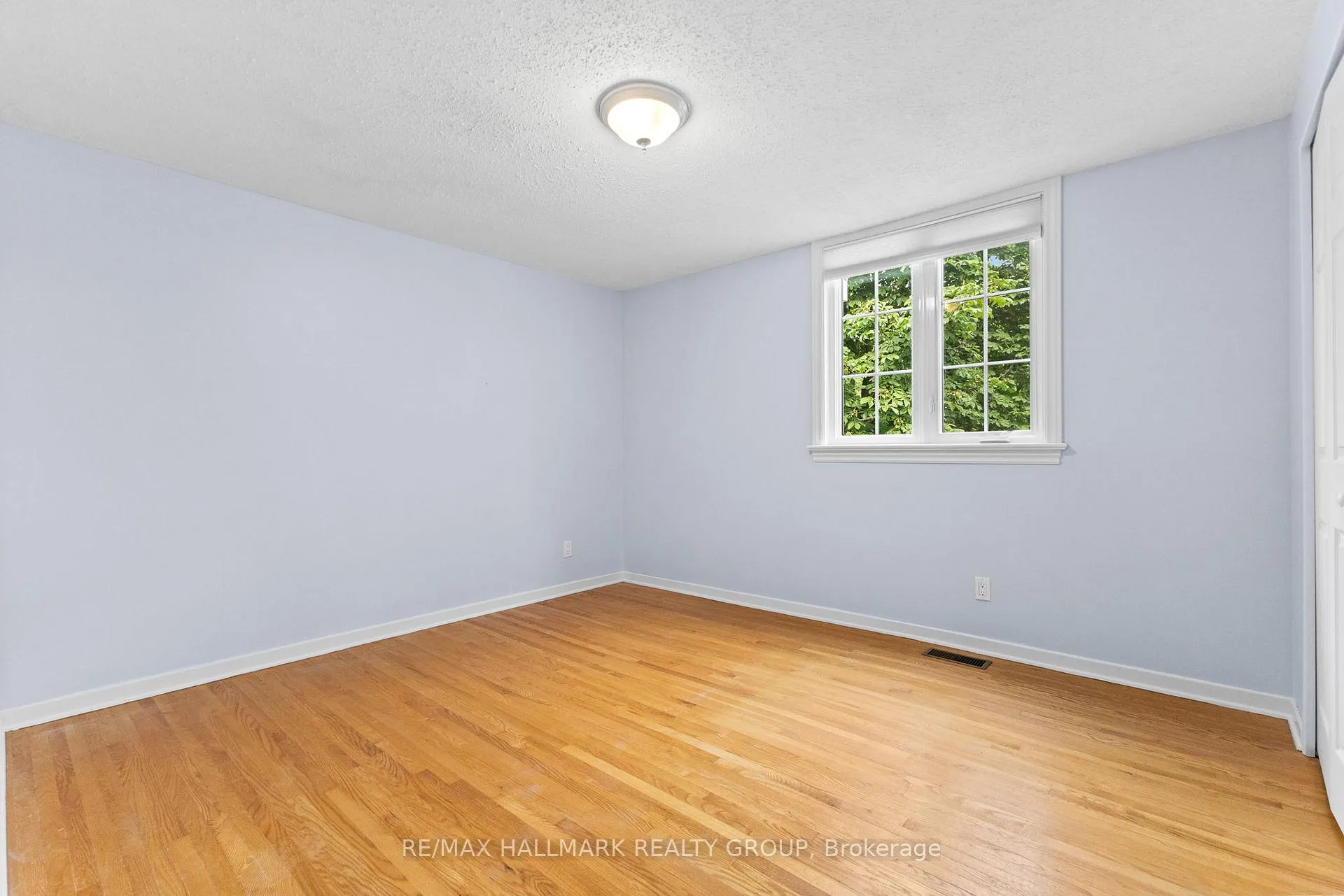 Photo 142 of 6 Centrepark Drive, Ottawa, Blackburn Hamlet — HOMEH