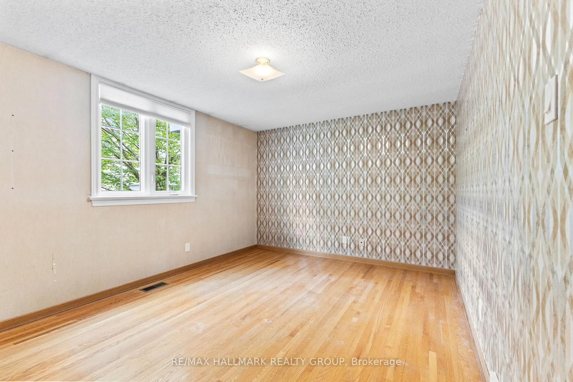 Photo 160 of 6 Centrepark Drive, Ottawa, Blackburn Hamlet — HOMEH