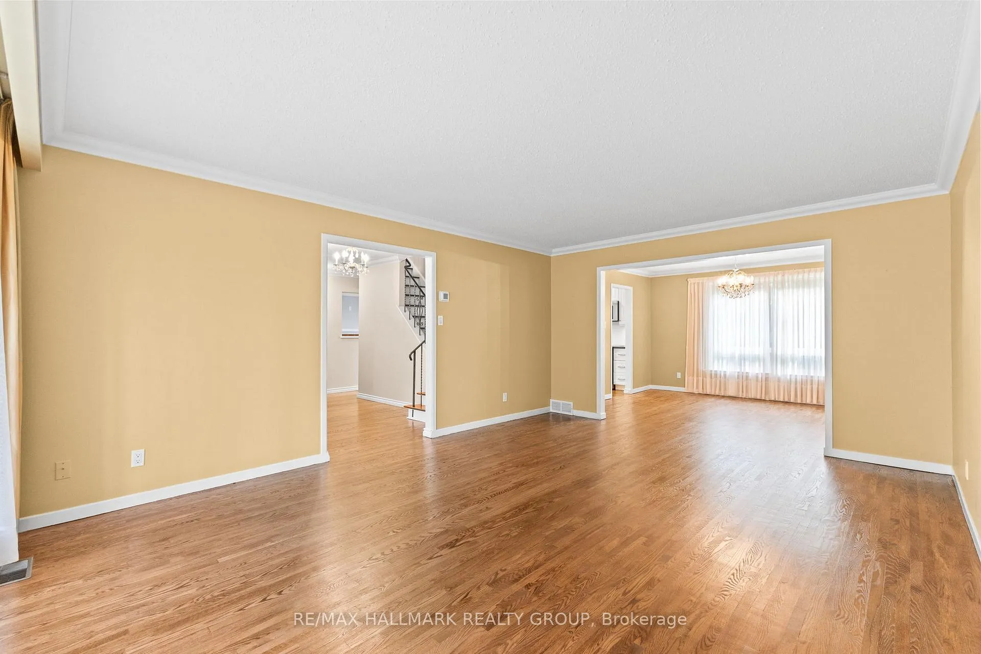Photo 218 of 6 Centrepark Drive, Ottawa, Blackburn Hamlet — HOMEH