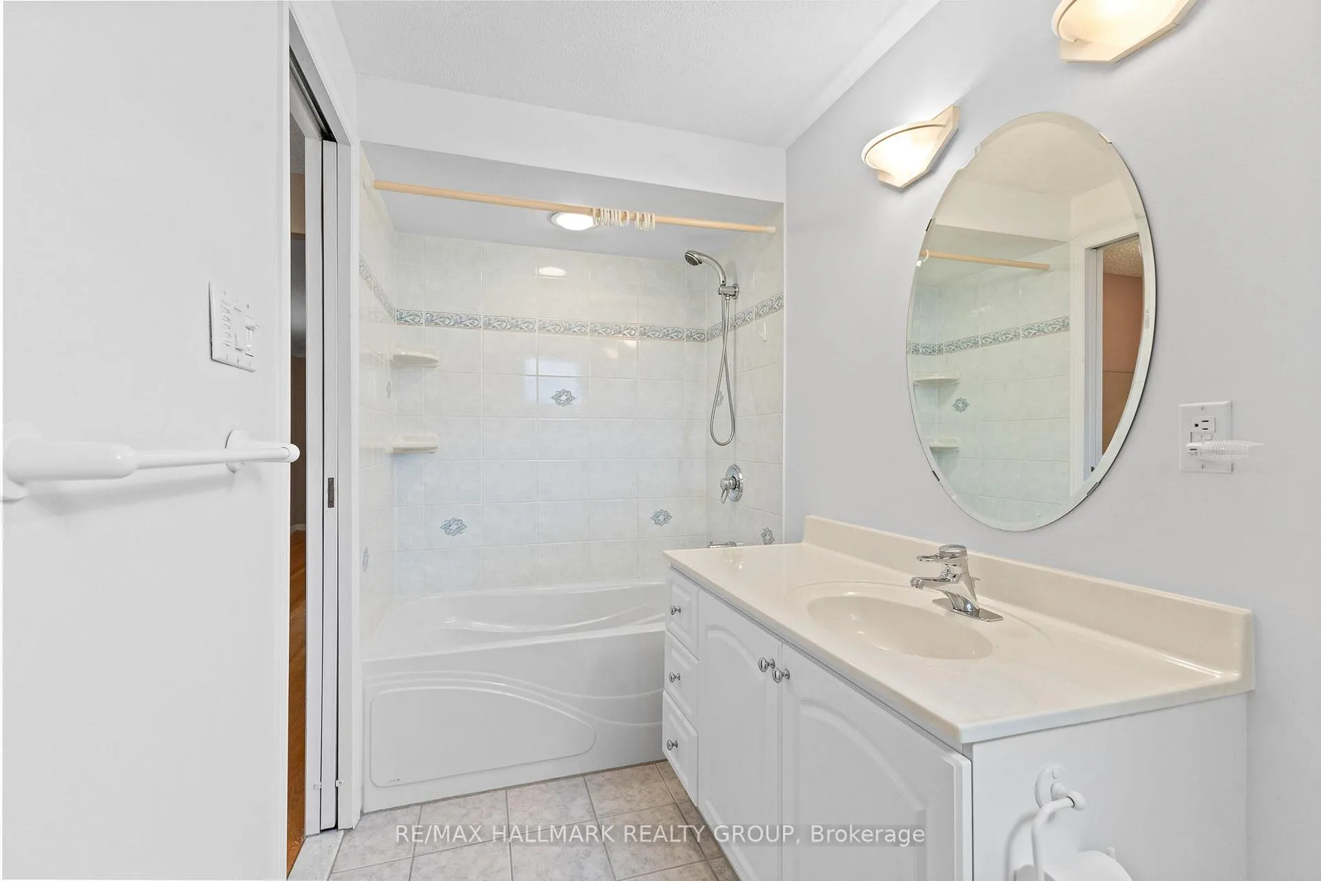 Photo 225 of 6 Centrepark Drive, Ottawa, Blackburn Hamlet — HOMEH
