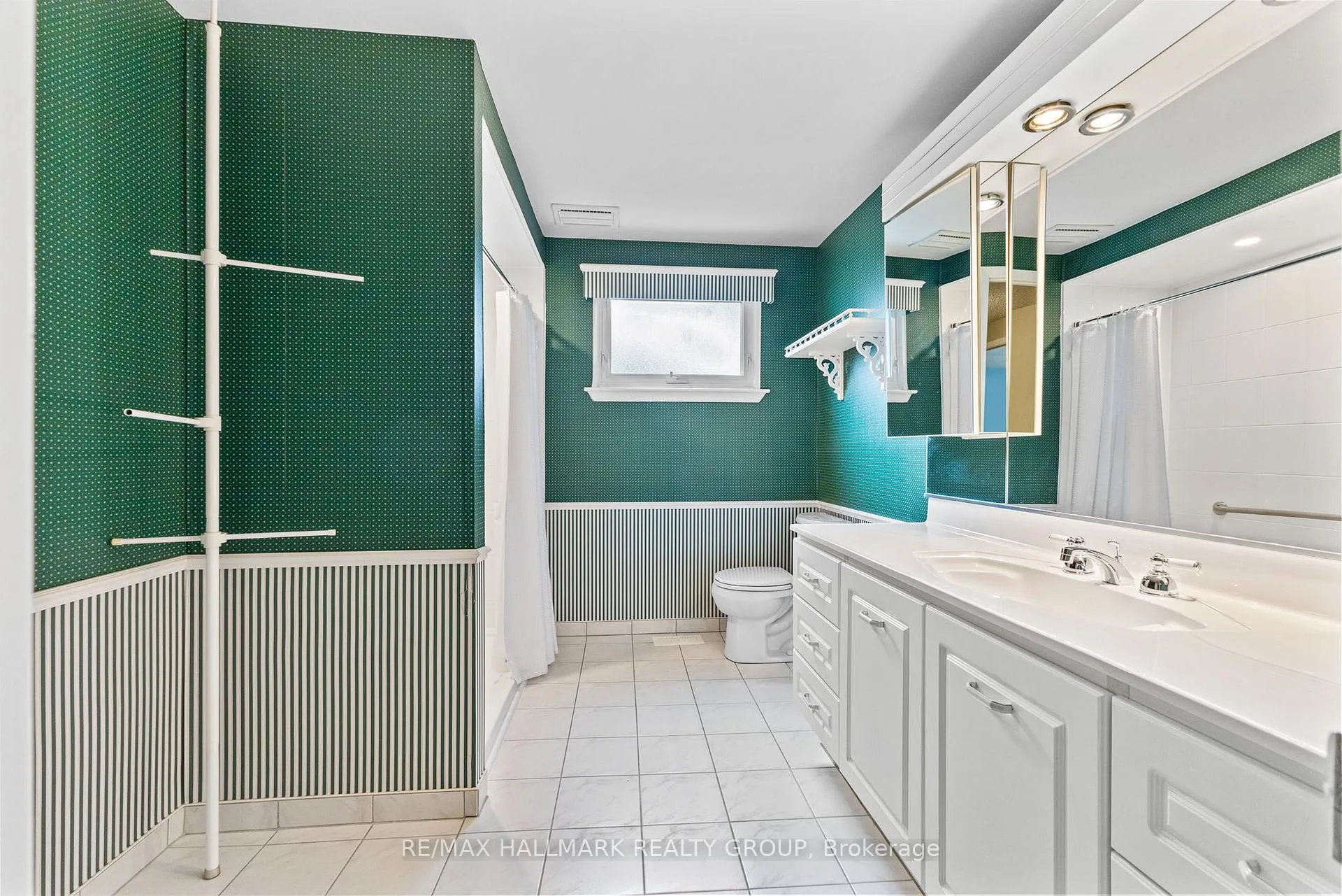 Photo 235 of 6 Centrepark Drive, Ottawa, Blackburn Hamlet — HOMEH