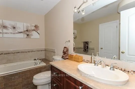 Photo 204 of 1664 Locksley Lane, Ottawa, Beaconwood — HOMEH