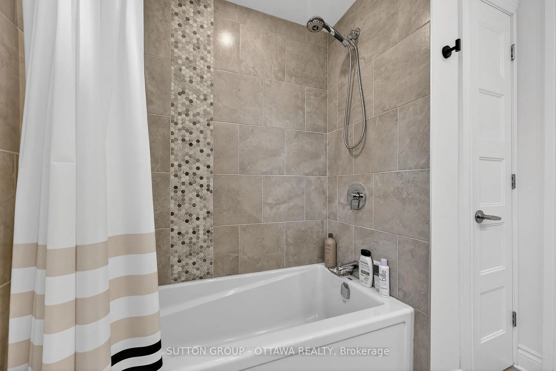Photo 252 of 25 Southpark Drive, Ottawa, Blackburn Hamlet — HOMEH