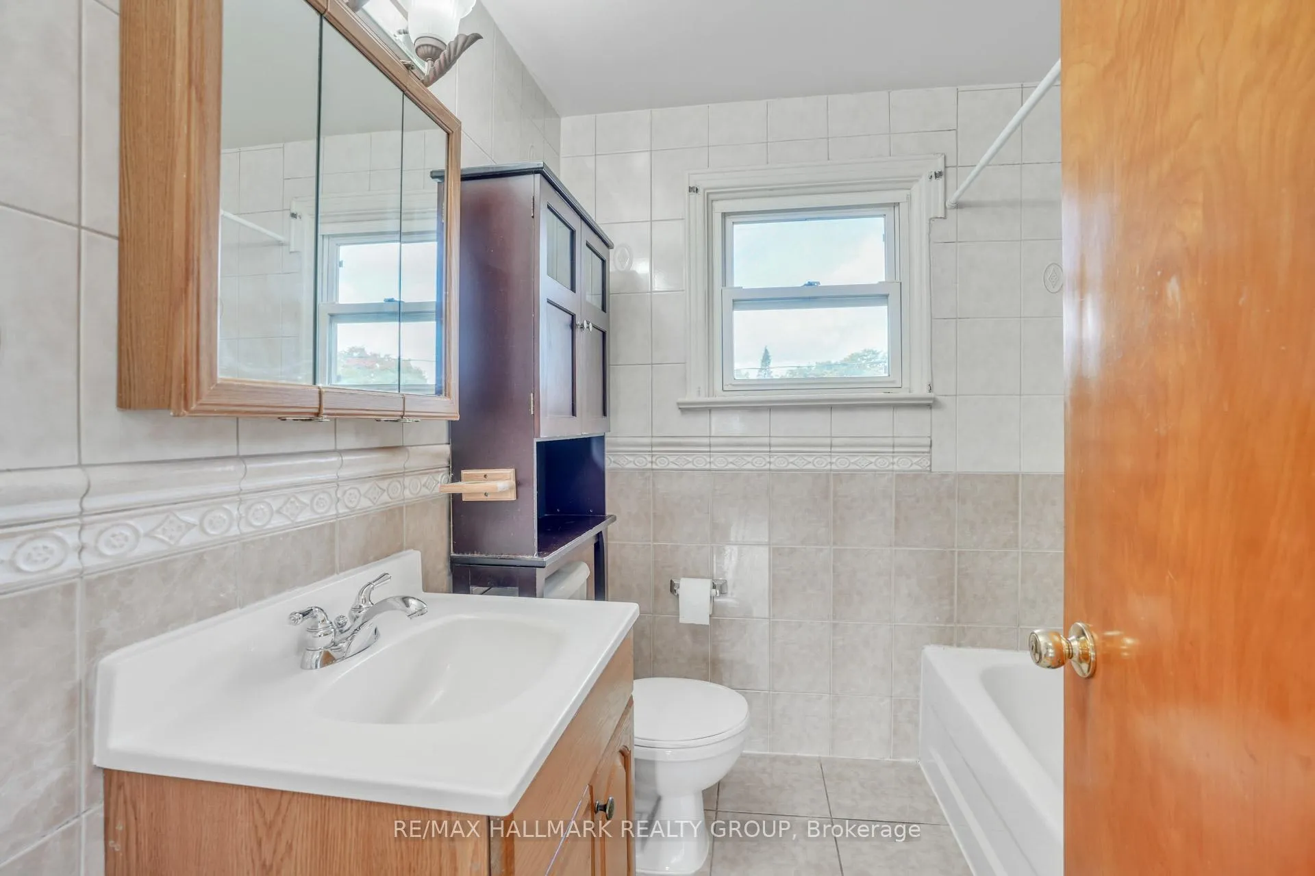 Photo 119 of 2496 Clementine Boulevard W, Ottawa, Heron Park — HOMEH