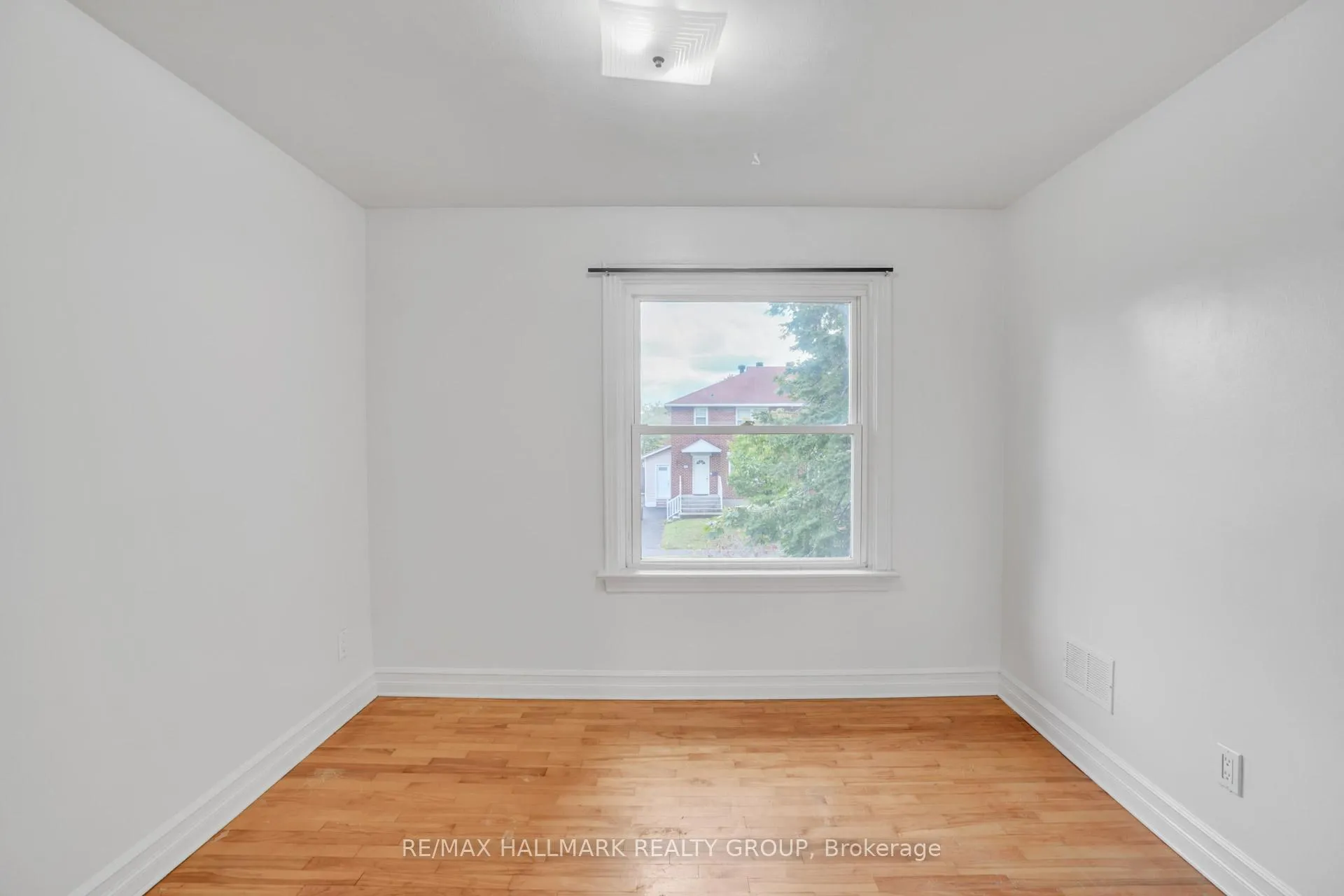 Photo 143 of 2496 Clementine Boulevard W, Ottawa, Heron Park — HOMEH