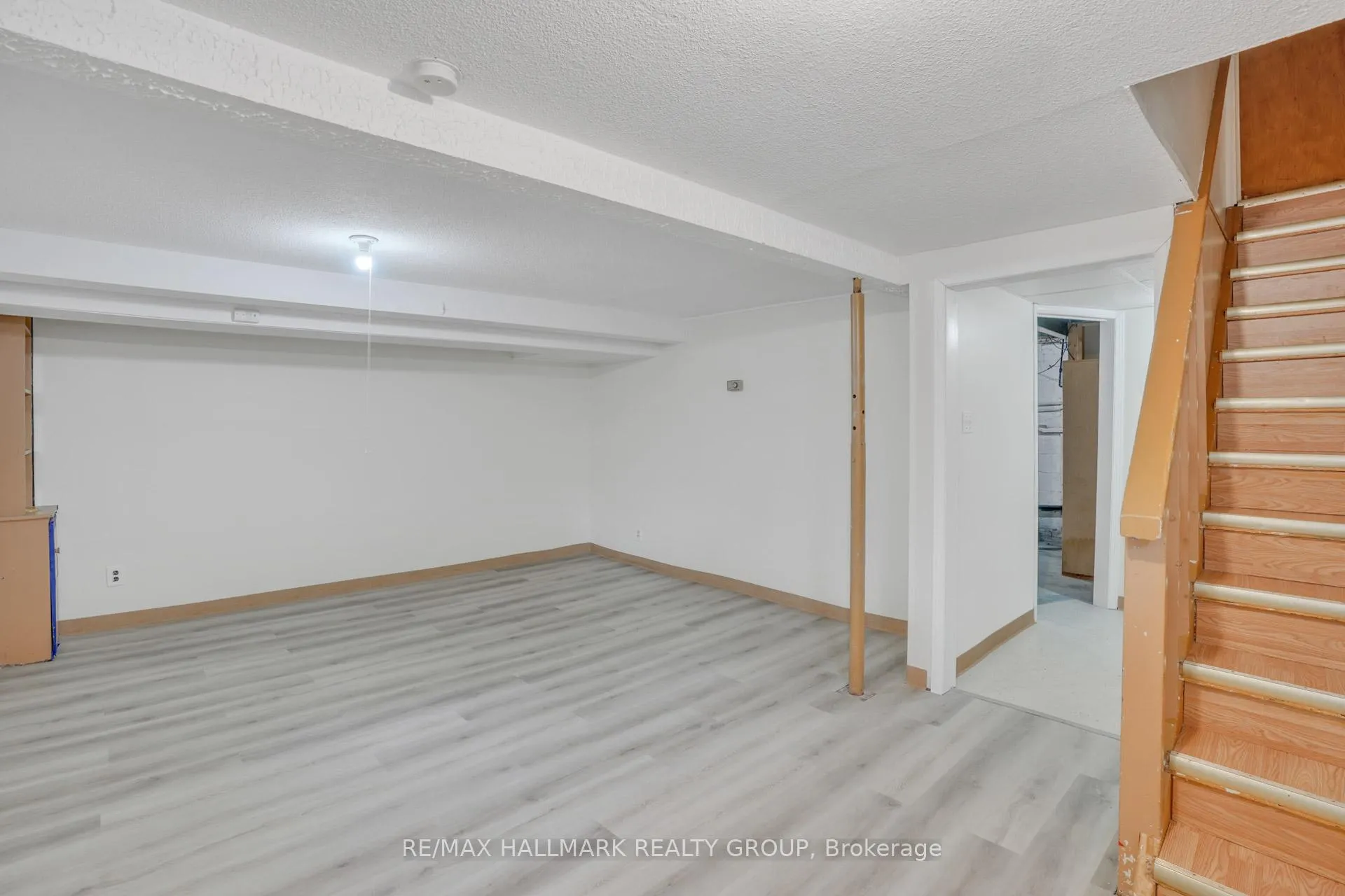 Photo 193 of 2496 Clementine Boulevard W, Ottawa, Heron Park — HOMEH