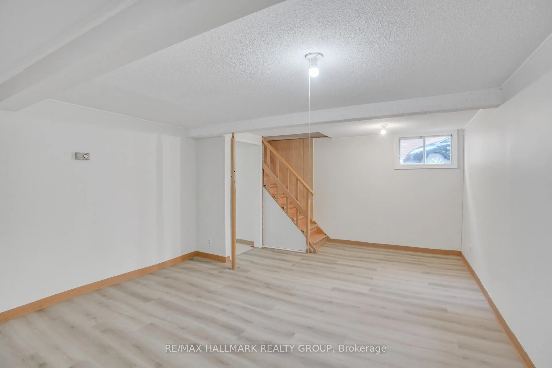 Photo 208 of 2496 Clementine Boulevard W, Ottawa, Heron Park — HOMEH