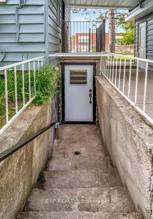 Front of Unit Unit C, 89 College Street
