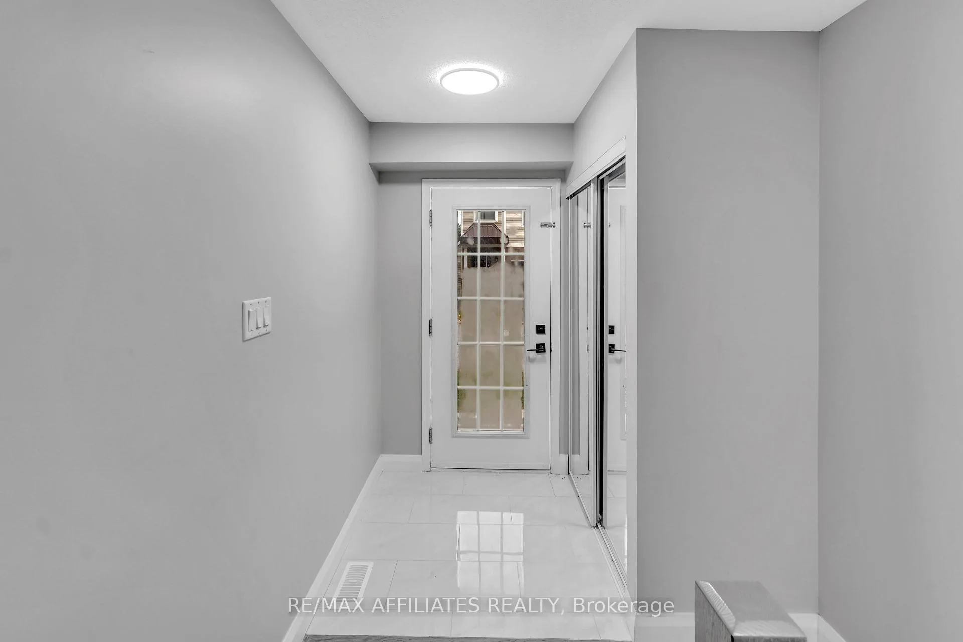 Photo 2 of 714 Sanibel Private, Ottawa, Westcliffe Estates — HOMEH