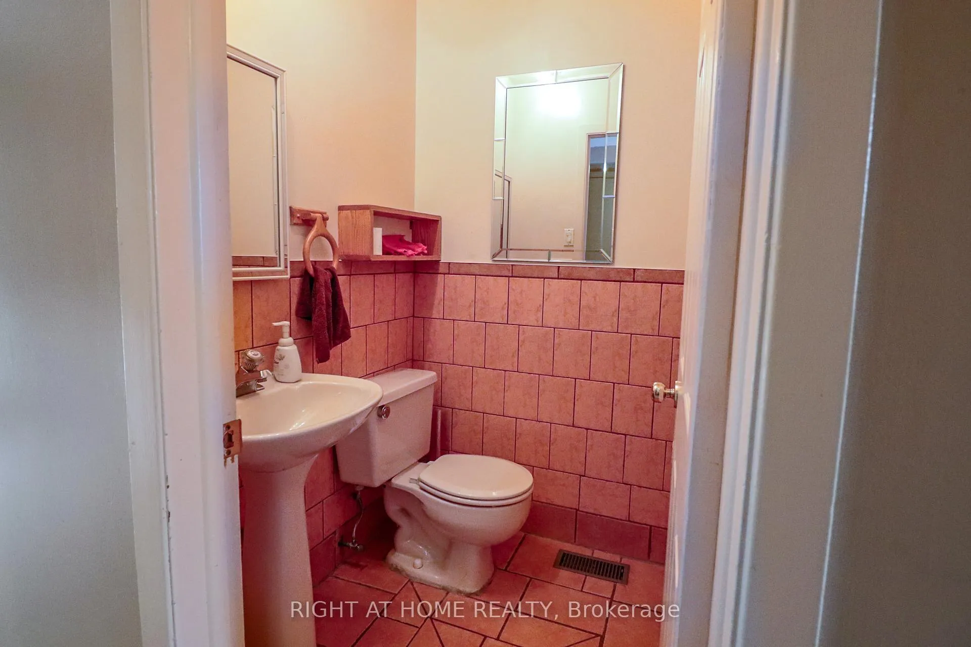 Photo 28 of 841 Thorndale Drive, Ottawa, Riverside Park South — HOMEH