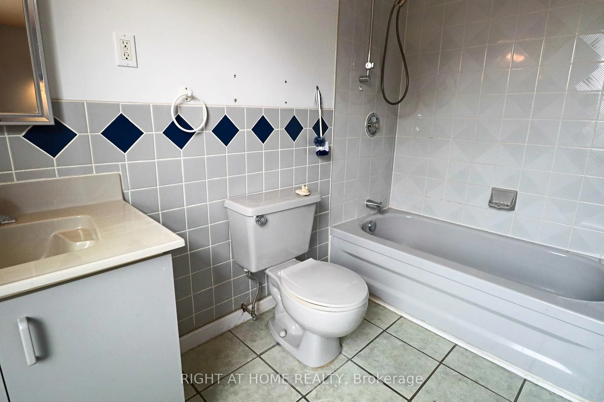 Photo 55 of 841 Thorndale Drive, Ottawa, Riverside Park South — HOMEH